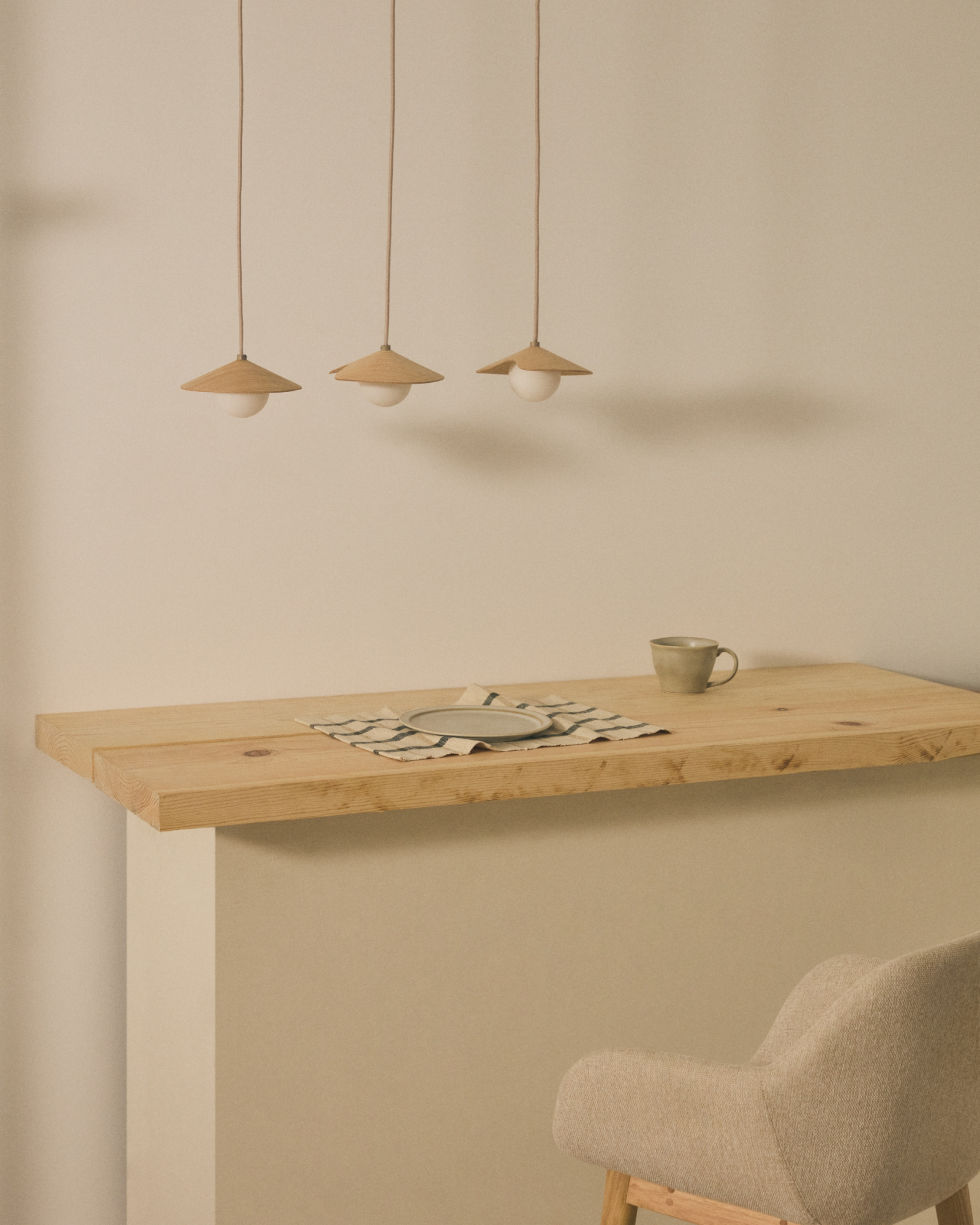 Подвесной светильник из дуба Wilara с 3 белыми шарами из дымчатого стекла La Forma (ex Julia Grup)