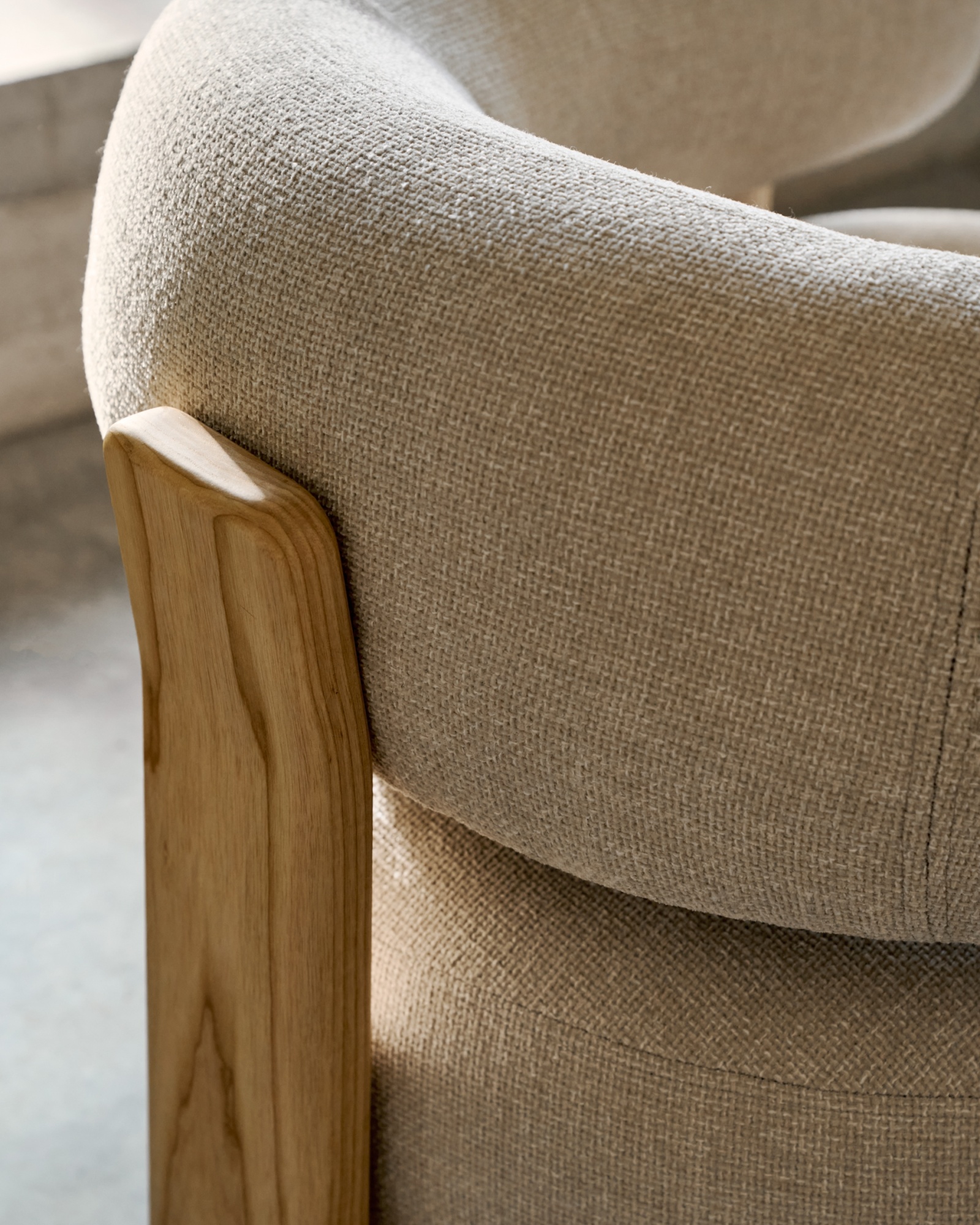 Granite Кресло из бежевого шенилла и массива ясеня в натуральной отделке La Forma (ex Julia Grup)