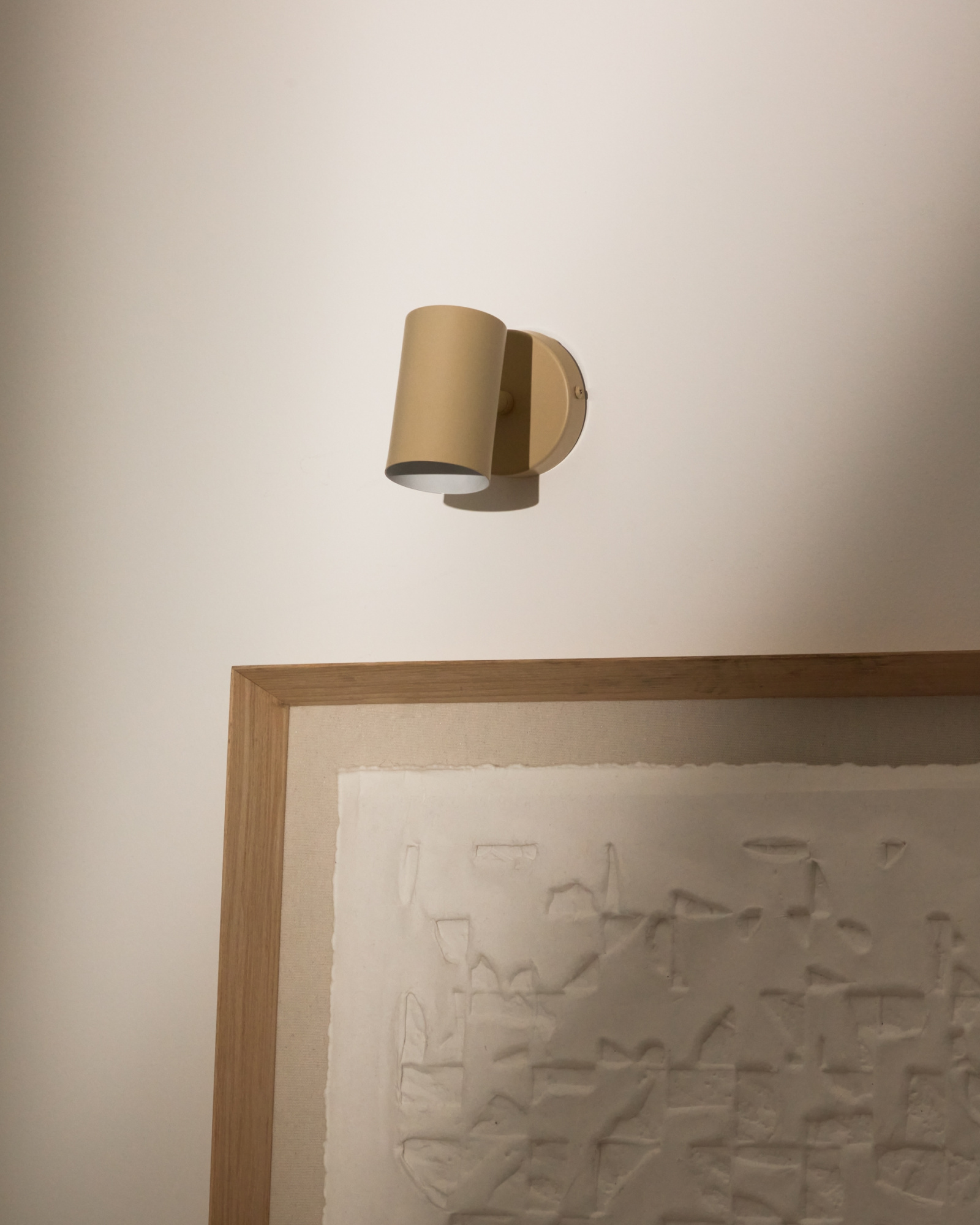 Настенный светильник Manie из металла с бежевой текстурированной отделкой La Forma (ex Julia Grup)