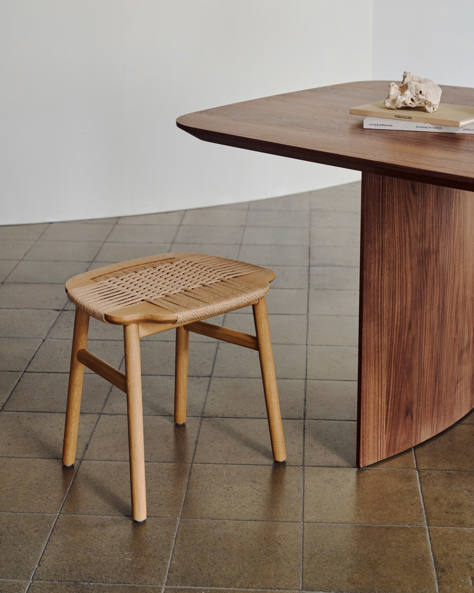 Табурет Enit из бежевой веревки и массива дуба с натуральной отделкой 43 см La Forma (ex Julia Grup)