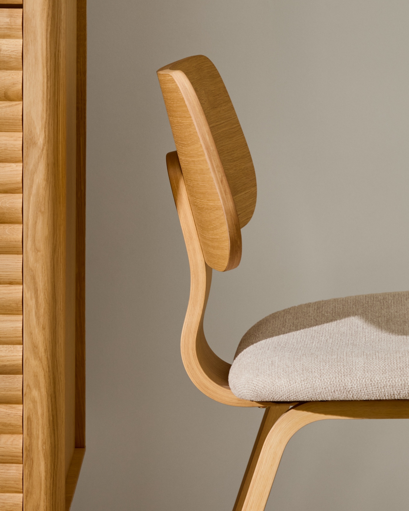 Стул Gena из бежевого шенилла с каркасом из шпона дуба и каучукового дерева La Forma (ex Julia Grup)