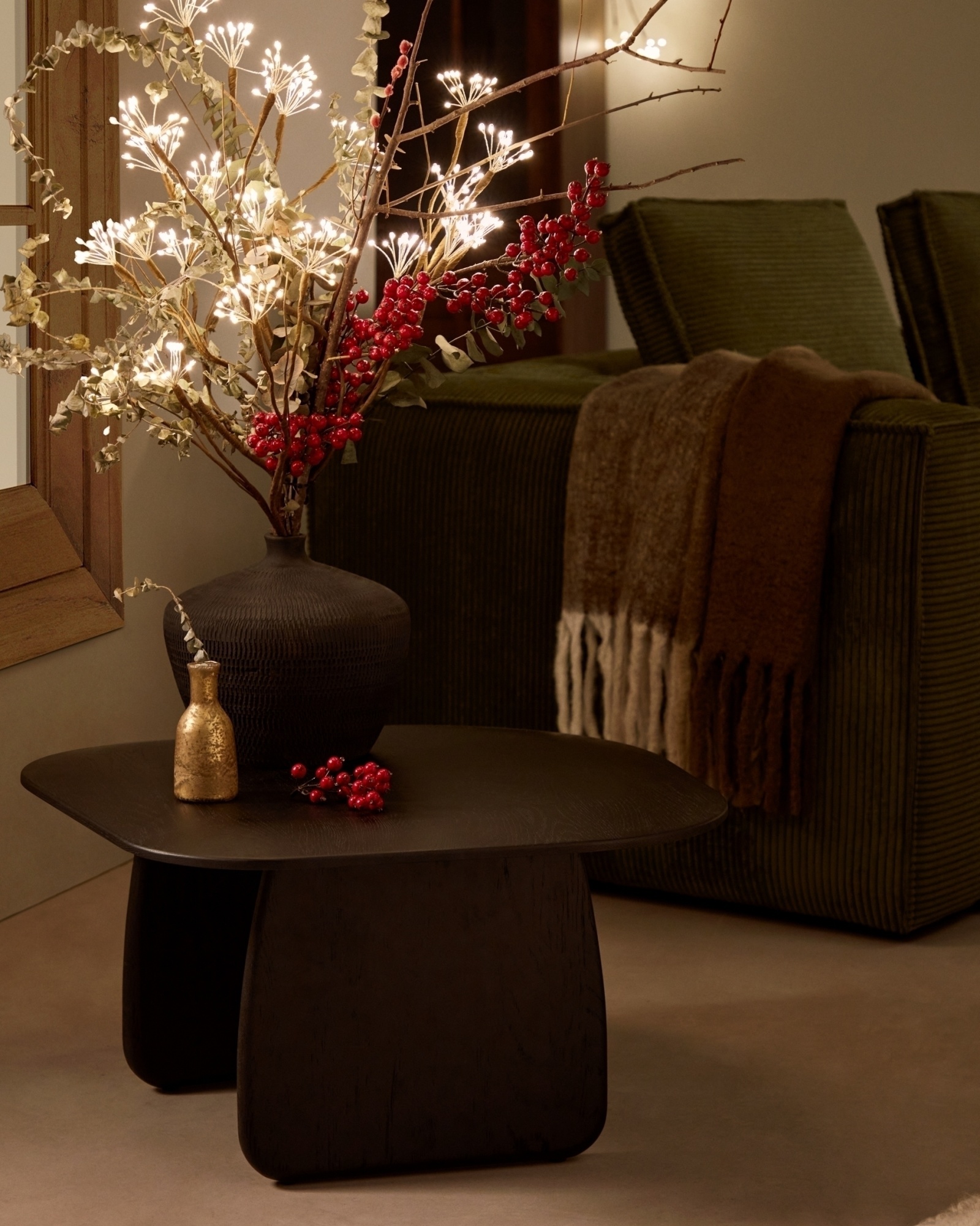 Журнальный столик Pirita из массива дуба в черном цвете, 70,6 x 70 La Forma (ex Julia Grup)