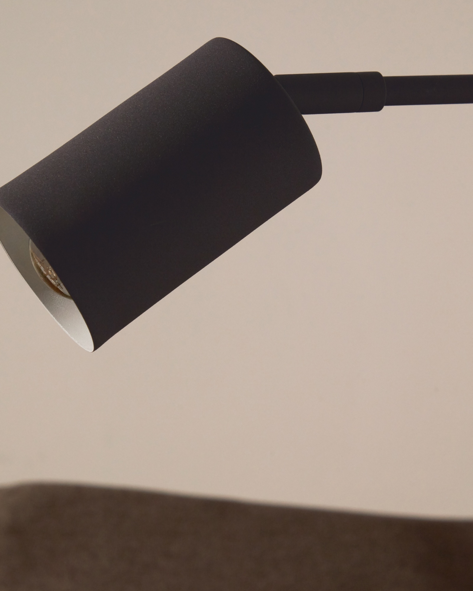 Настольная лампа Manie из металла с отделкой под черный чугун La Forma (ex Julia Grup)