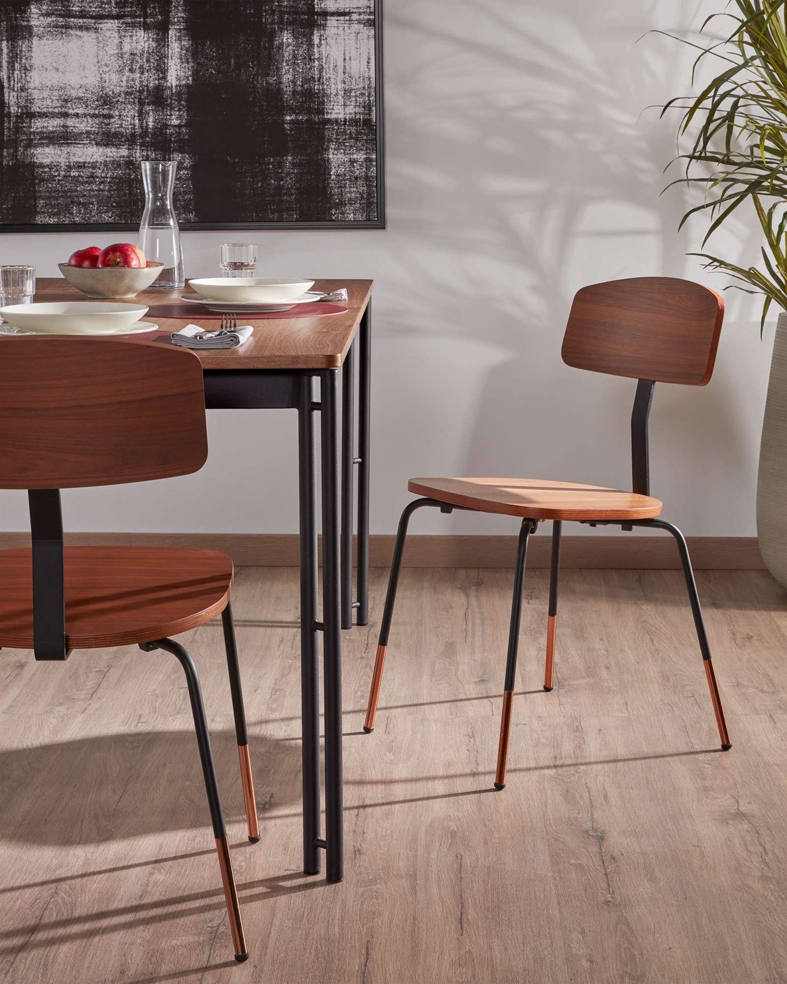 Стул Okay из черного металла и дерева ореха La Forma (ex Julia Grup)