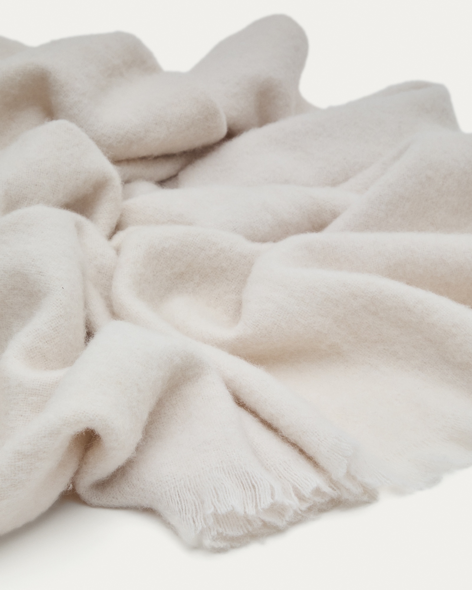 Hura Плед из шерсти цвета экрю с оборками 170 х 130 см La Forma (ex Julia Grup)