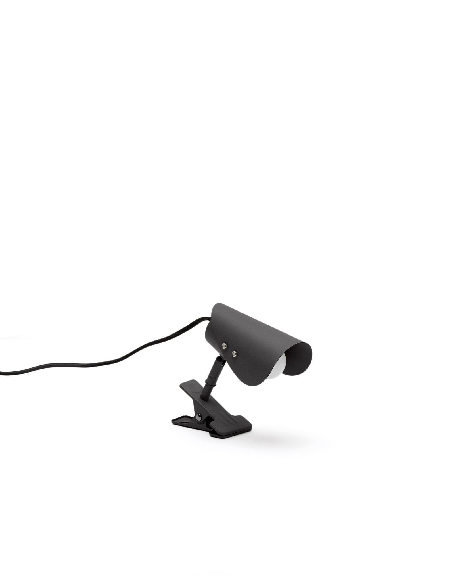 Маленькая настольная лампа Jula с зажимом из черного металла La Forma (ex Julia Grup)