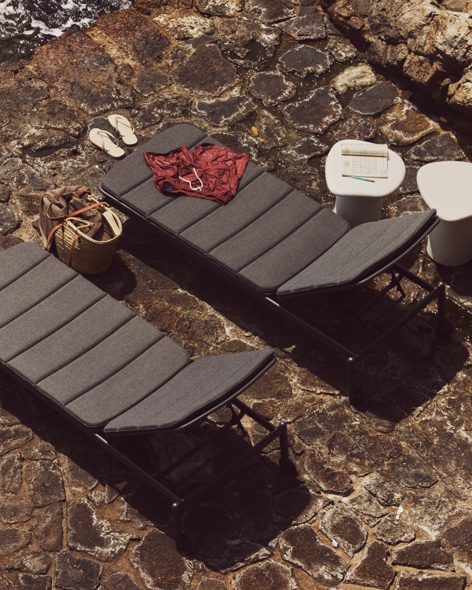 Алюминиевый шезлонг Marcona окрашенный в черный цвет La Forma (ex Julia Grup)