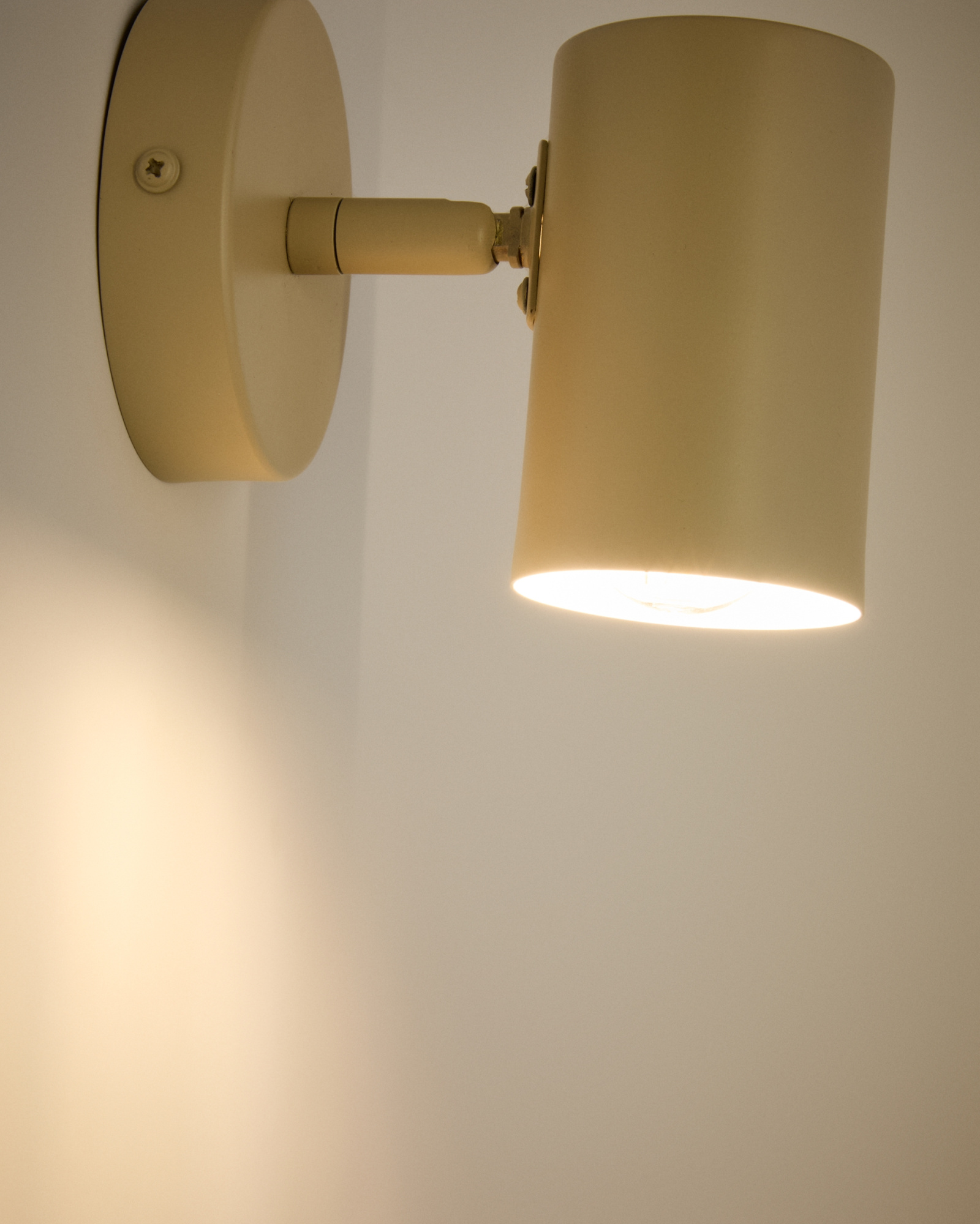 Настенный светильник Manie из металла с бежевой текстурированной отделкой La Forma (ex Julia Grup)