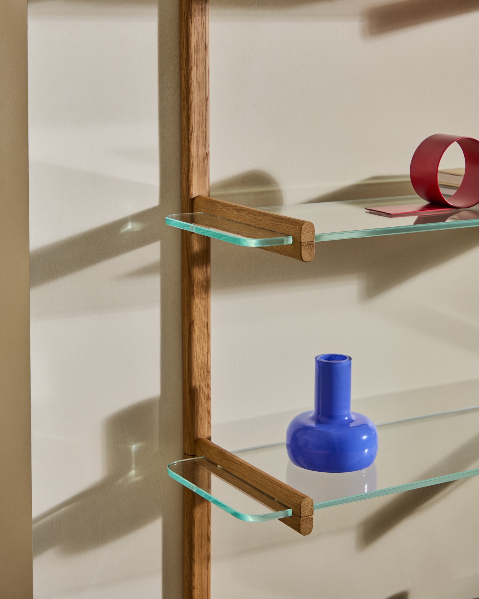 Модульная полка Sitra 6 стеклянных полок и каркас из массива дуба 110 см La Forma (ex Julia Grup)