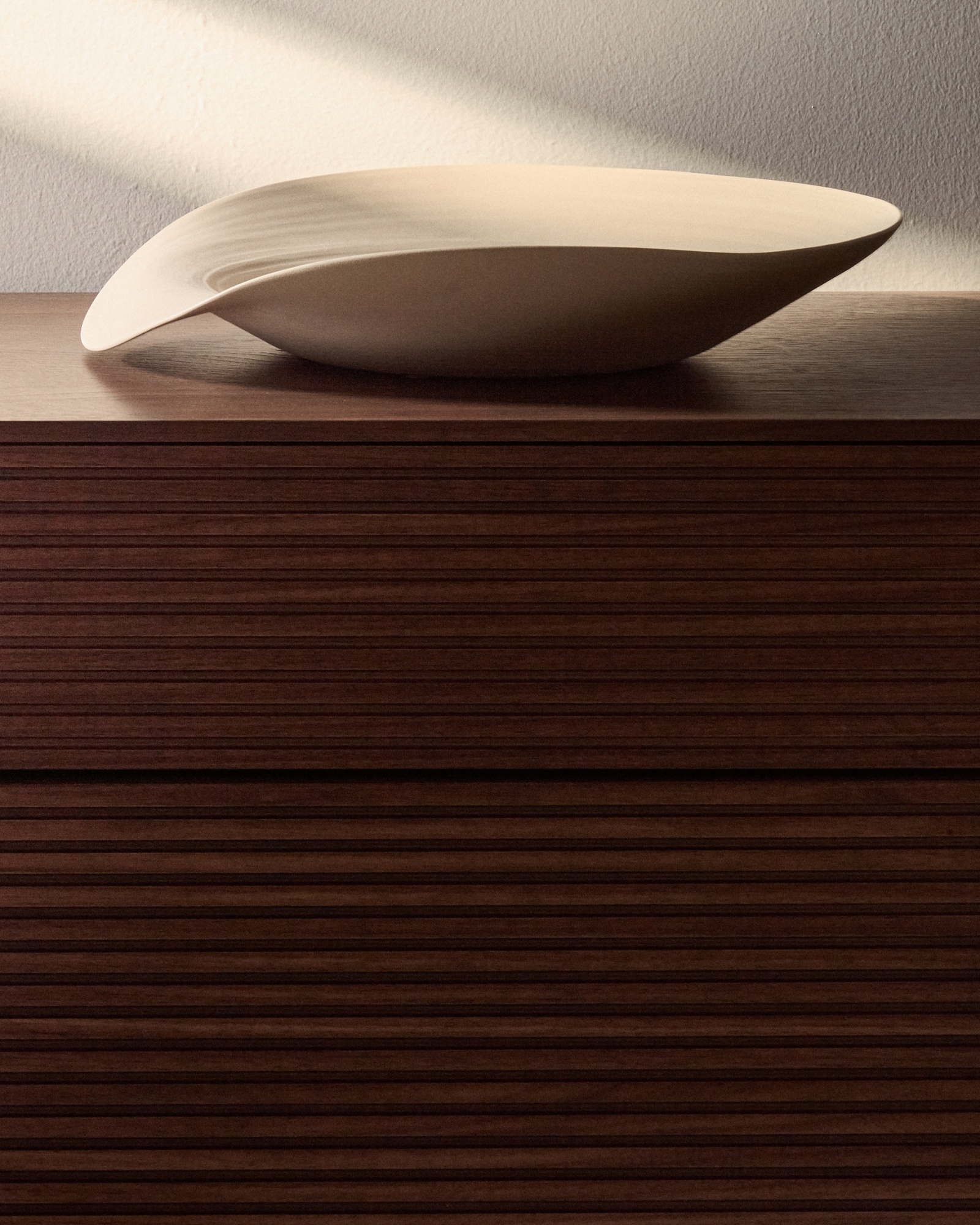 Керамический поднос Ebenor бежевого цвета Ø 40 см La Forma (ex Julia Grup)