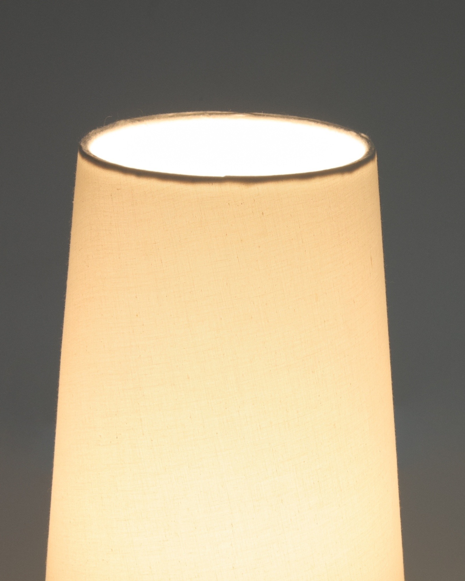 Настольная лампа Amire из дерева в темной отделке La Forma (ex Julia Grup)