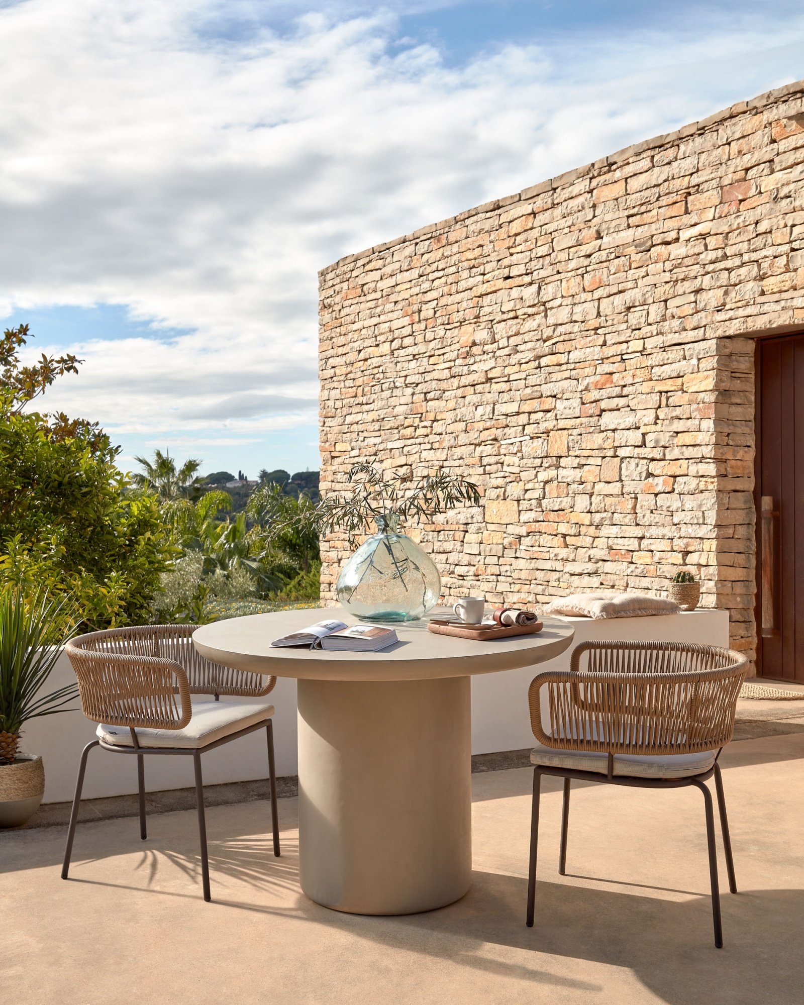 Стул Nadin из бежевого шнура с ножками из оцинкованной стали La Forma (ex Julia Grup)