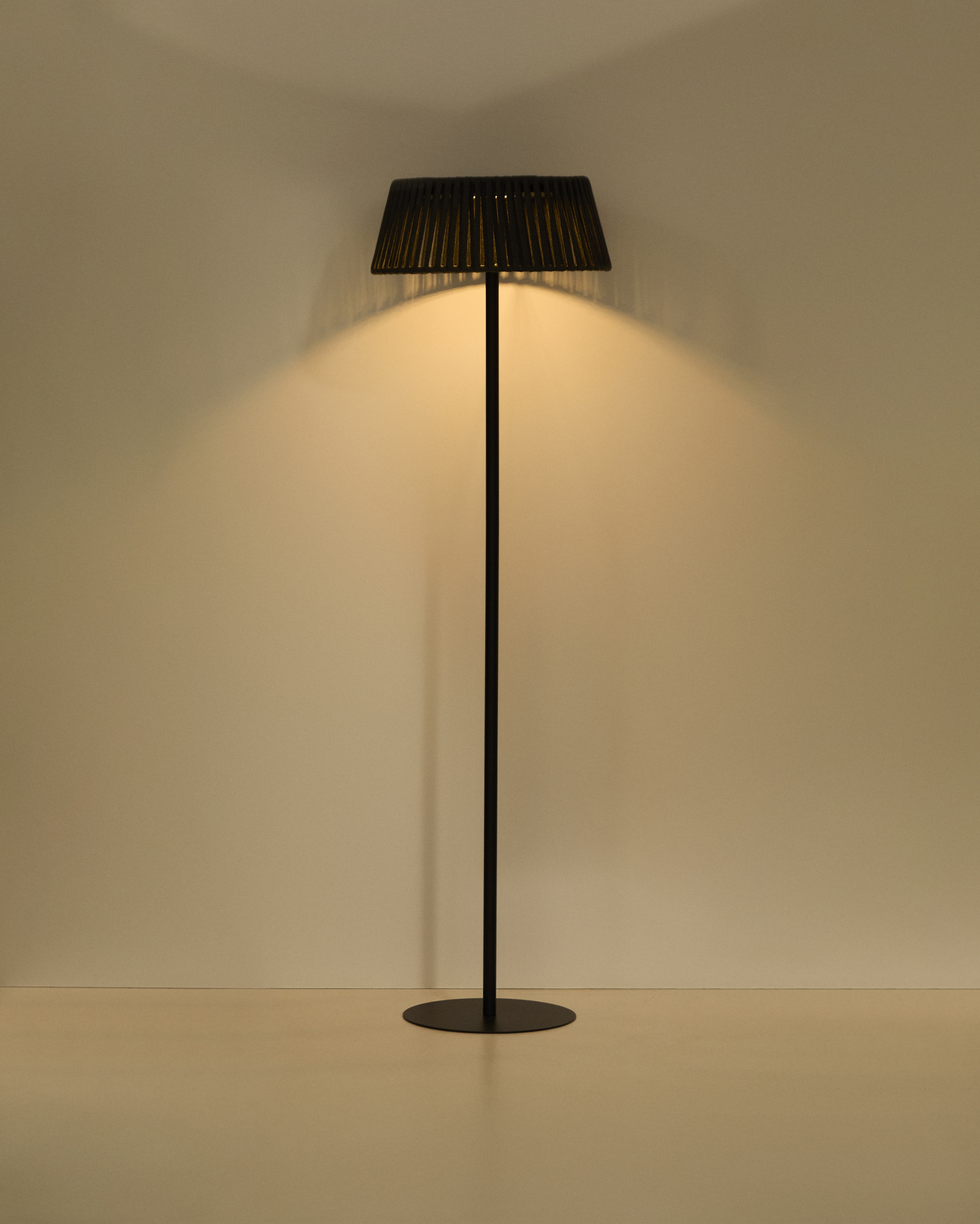 Уличный торшер Aldet на солнечных батареях черный, диаметр 46 см La Forma 482385