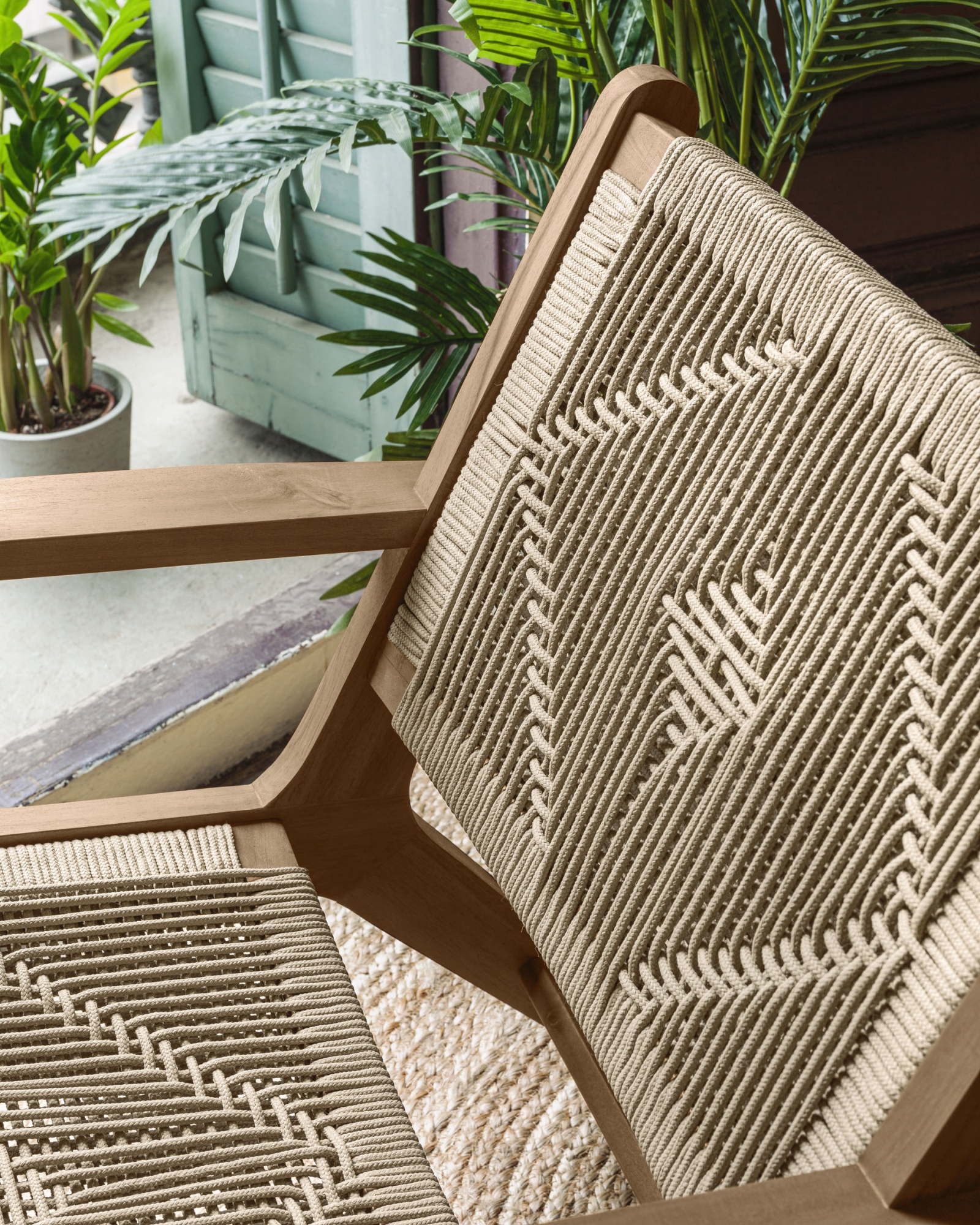 Кресло Geralda из дерева акации с темной отделкой La Forma (ex Julia Grup)