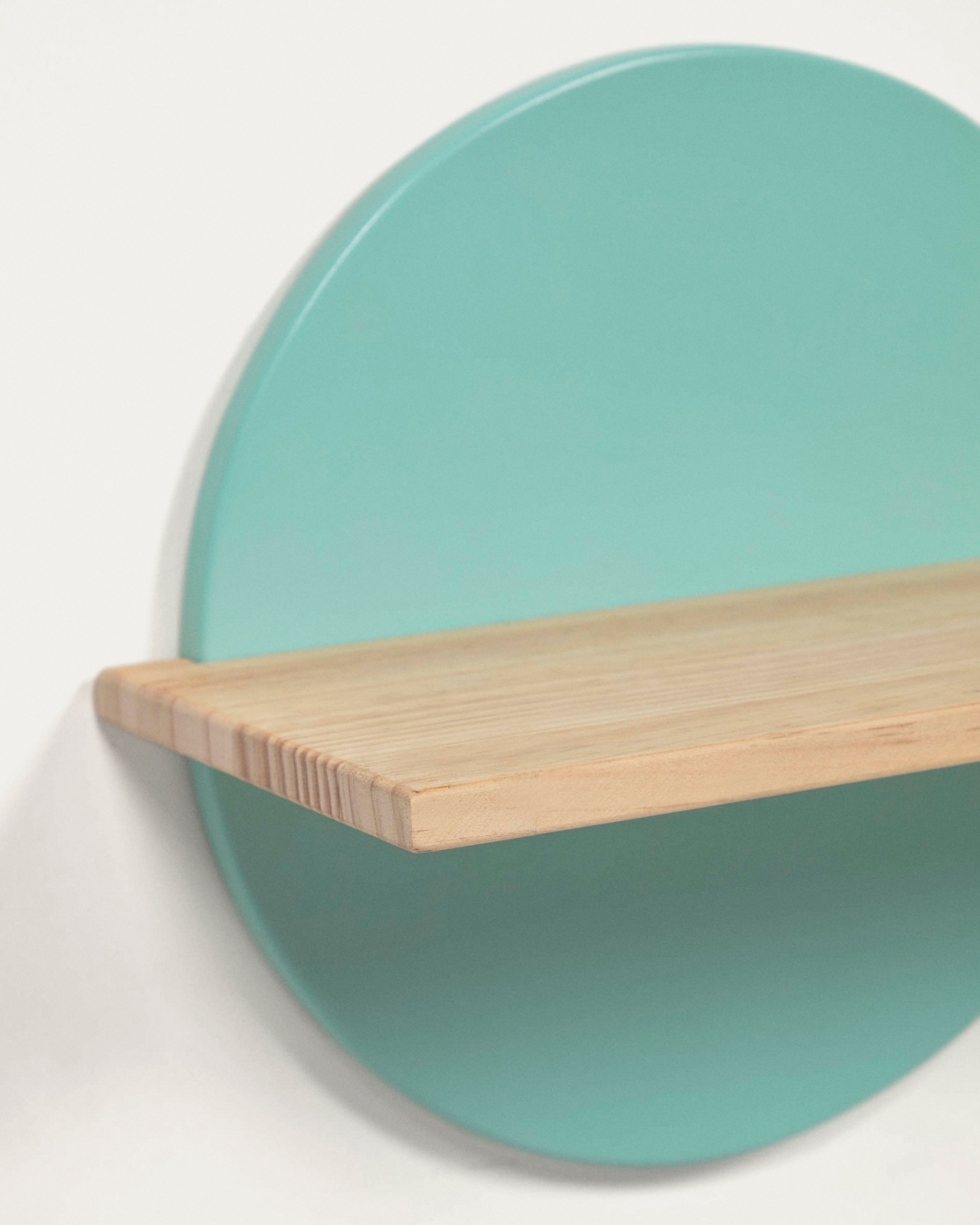 Полка Diti из массива натуральной сосны и бело-бирюзового МДФ 60 x 26 см FSC La Forma (ex Julia Grup)