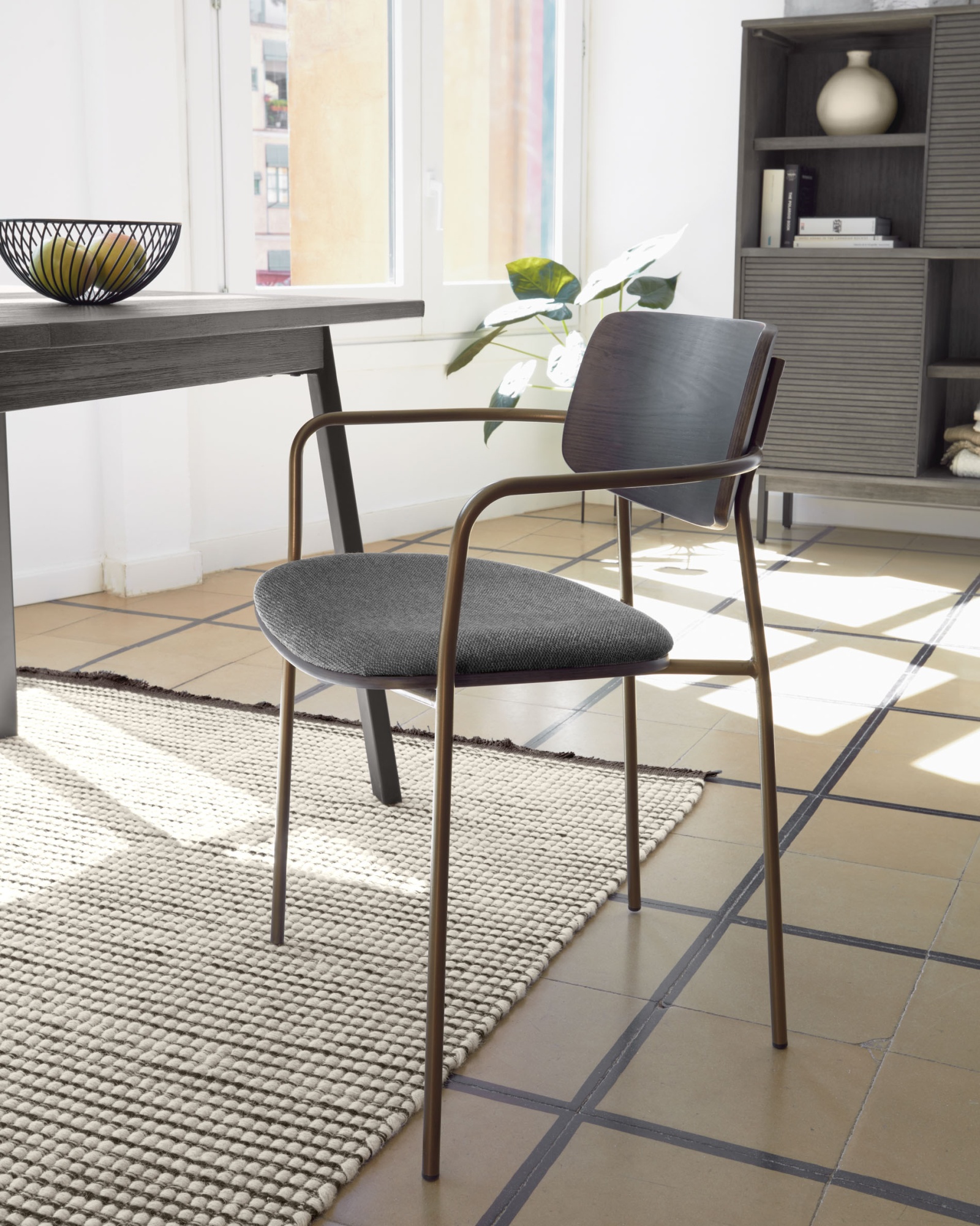 Стул Maureen ясеневый шпон в темной отделке и металл с отделкой из латуни La Forma (ex Julia Grup)