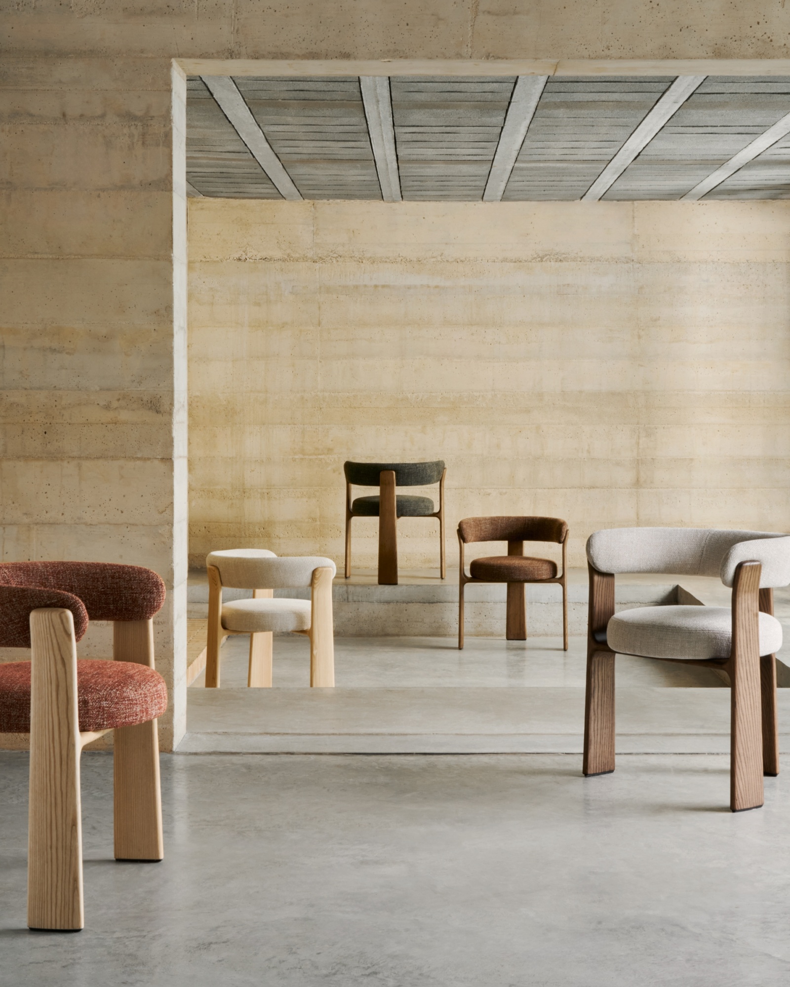 Granite Стул на 3 ножках из терракотового шенилла и массива ясеня в натуральной отделке La Forma (ex Julia Grup)