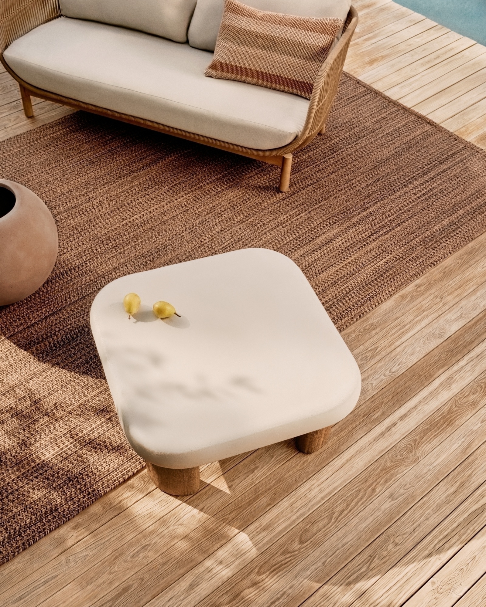 Журнальный столик Labra из цемента и акации 80 x 80 см La Forma (ex Julia Grup)