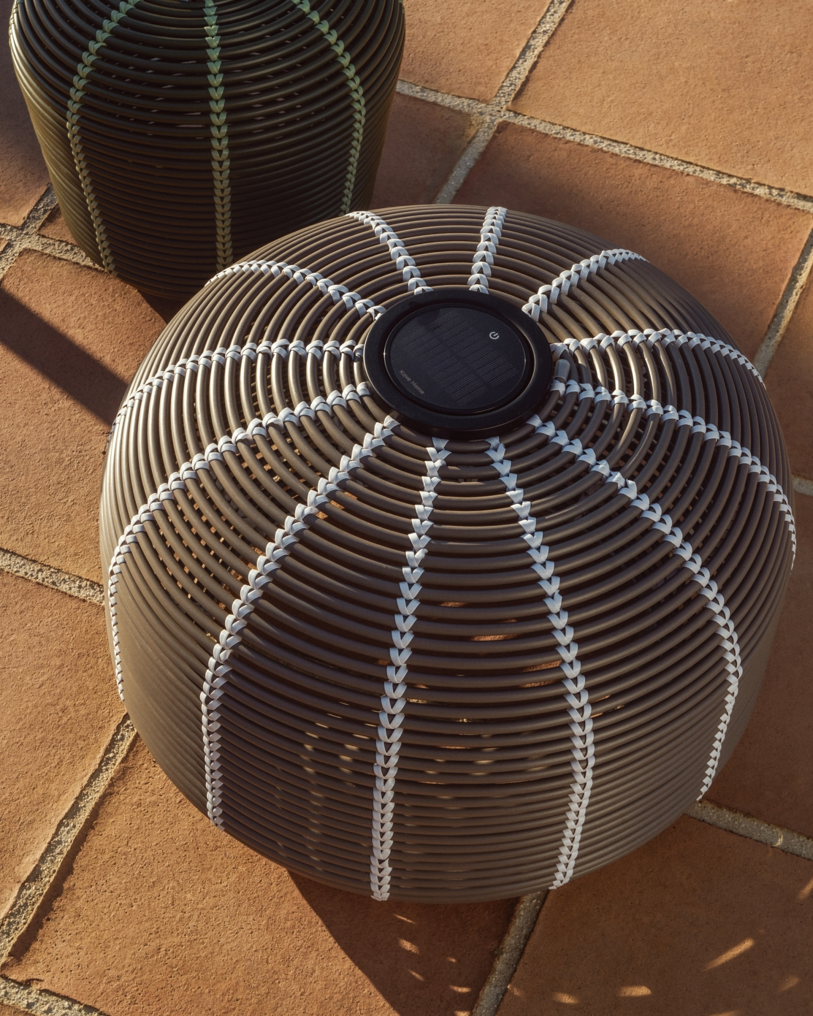 Уличный светильник Garoina солнечных батареях из искусственного ротанга цвета таупе 50 см La Forma 482594