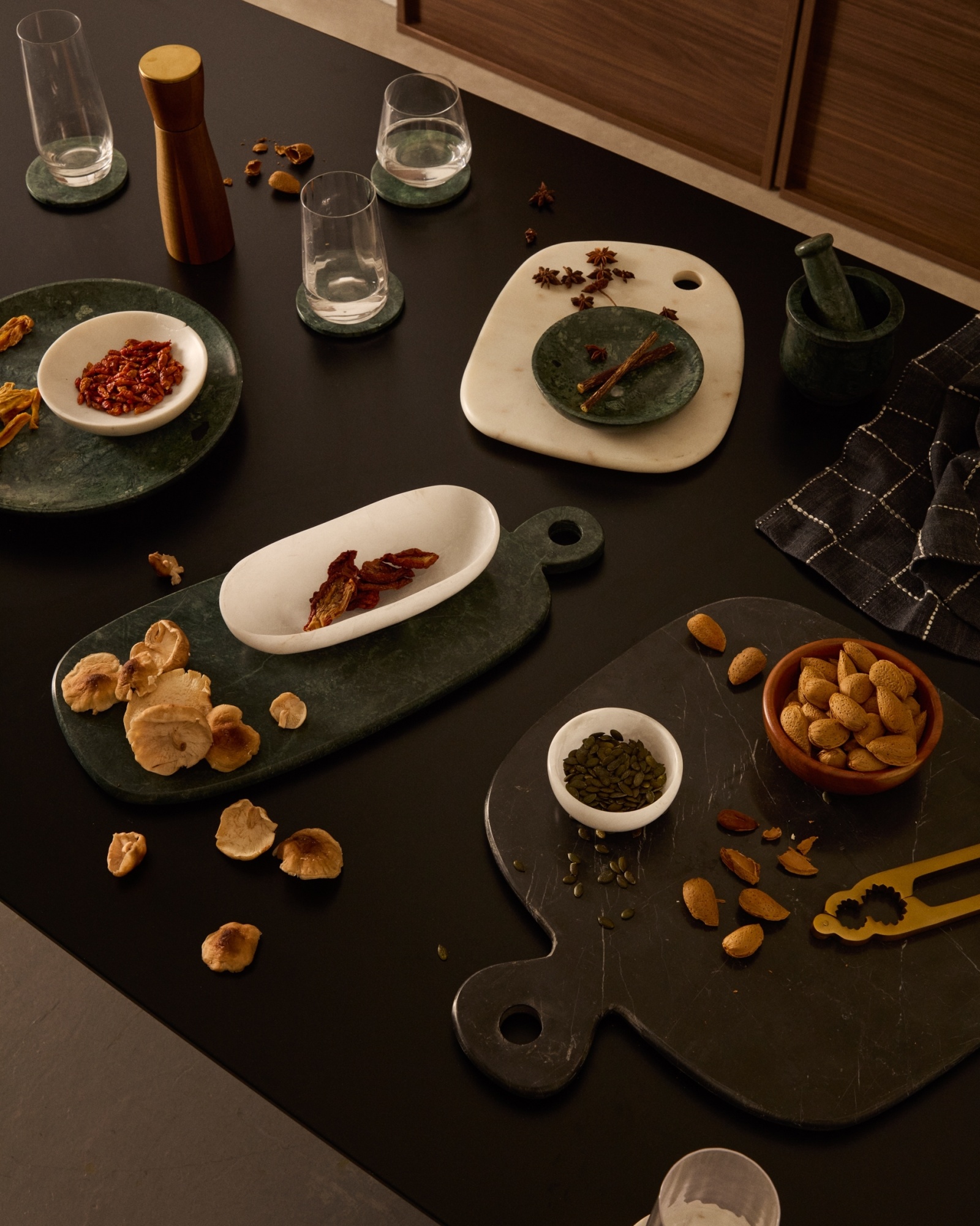 Сервировочная доска из черного мрамора Odar La Forma (ex Julia Grup)