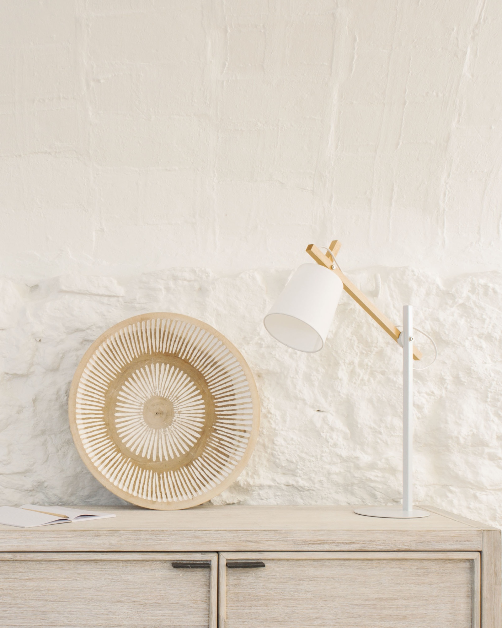 Настенная панель Mely из массива альбиции в белую полоску Ø 49 см La Forma (ex Julia Grup)