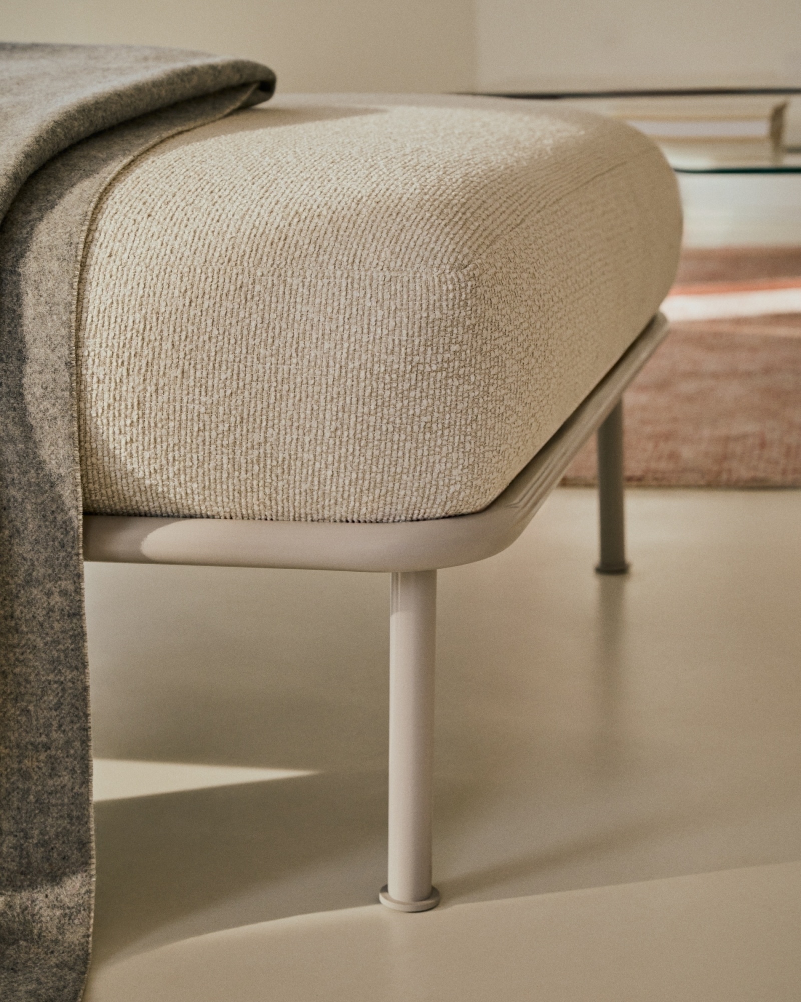 Aurum Подставка для ног цвета экрю 85 x 85 см La Forma (ex Julia Grup)