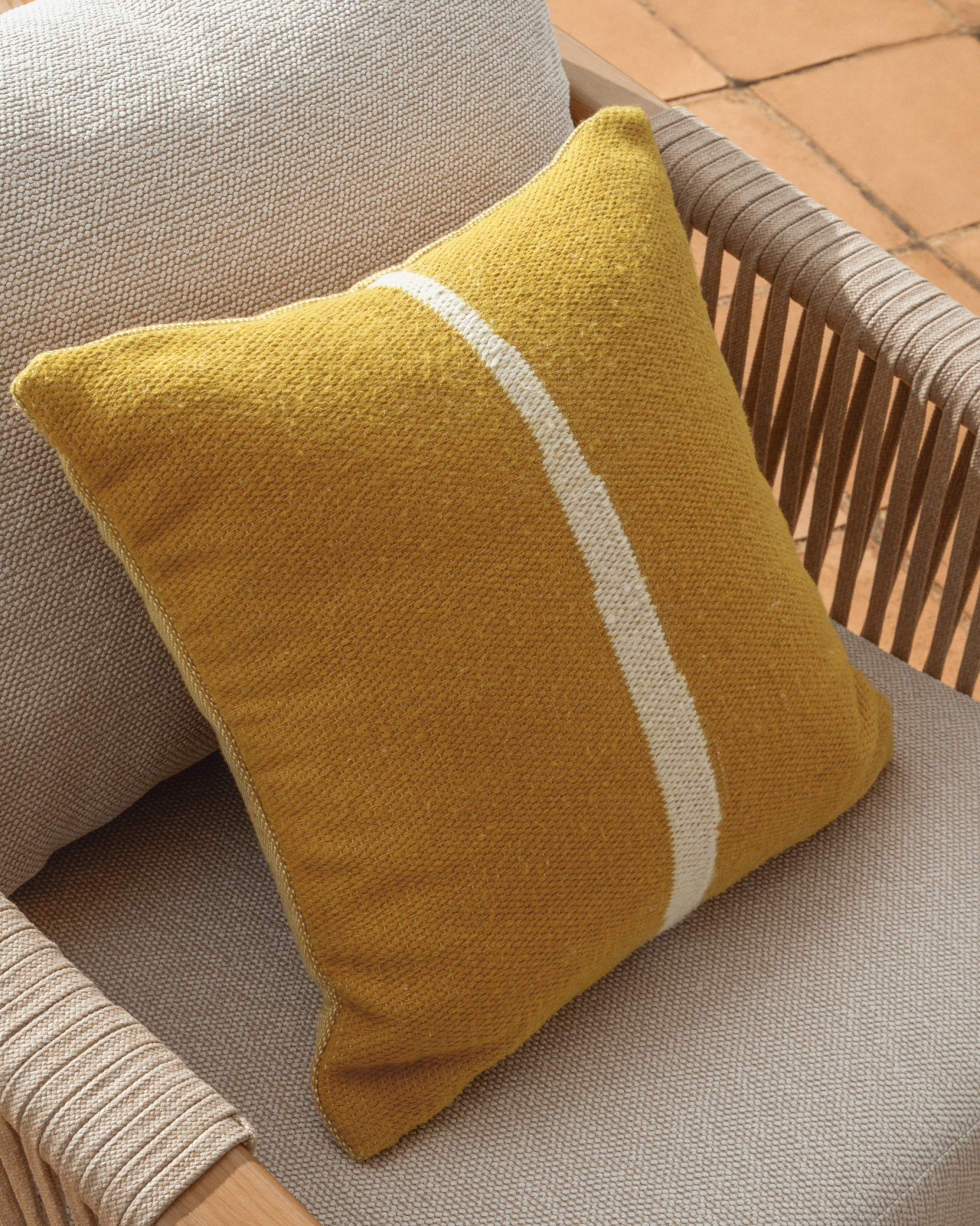 Чехол для подушки Daila желтого цвета 100% ПЭТ с рисунком в стиле икат 50 x 50 см La Forma 481387