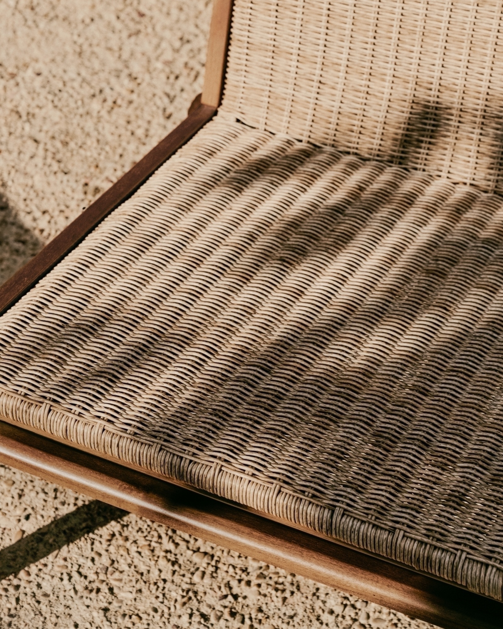 Кресло Itani из массива акации и искусственного ротанга La Forma (ex Julia Grup)