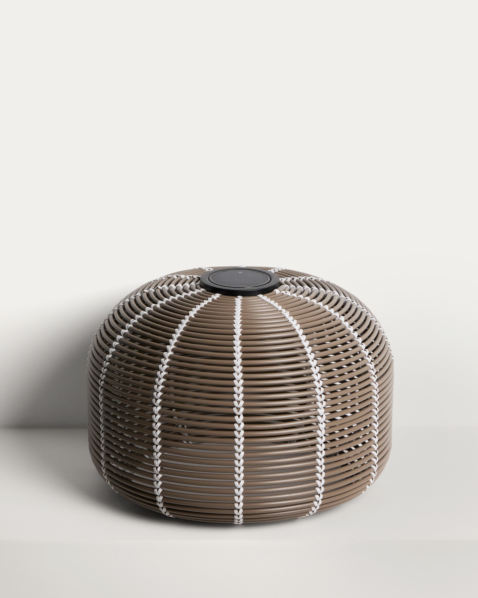 Уличный светильник Garoina солнечных батареях из искусственного ротанга цвета таупе 50 см La Forma 482594