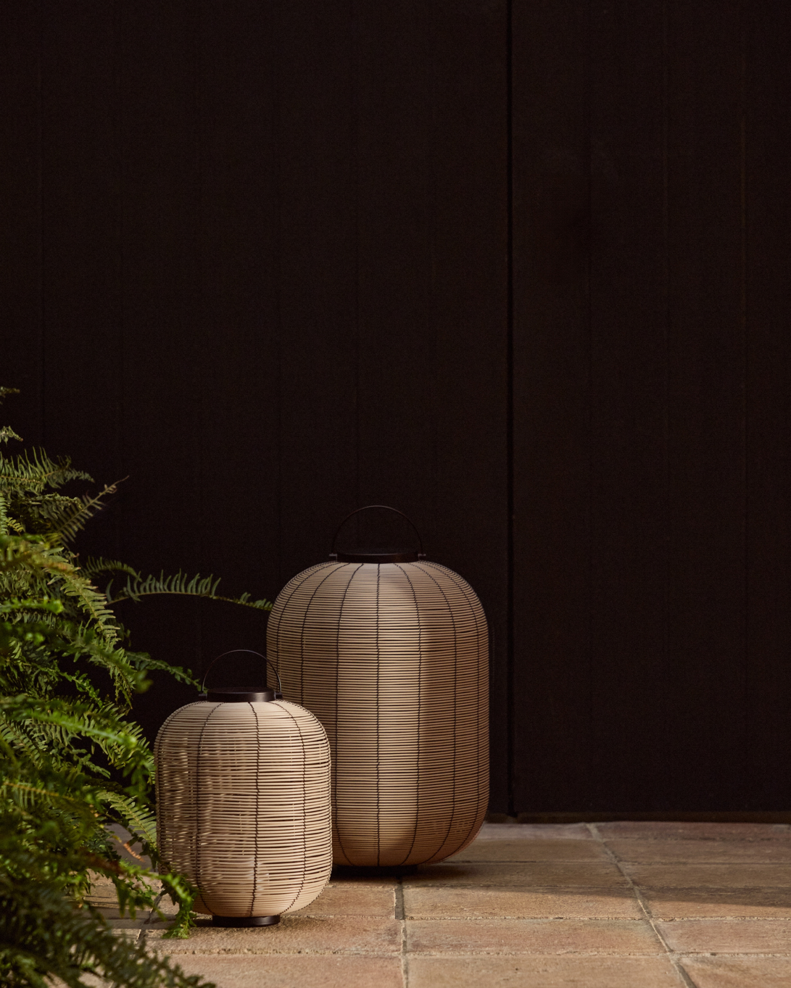 Портативная настольная лампа Saranella из светло-серого искусственного ротанга La Forma 482632