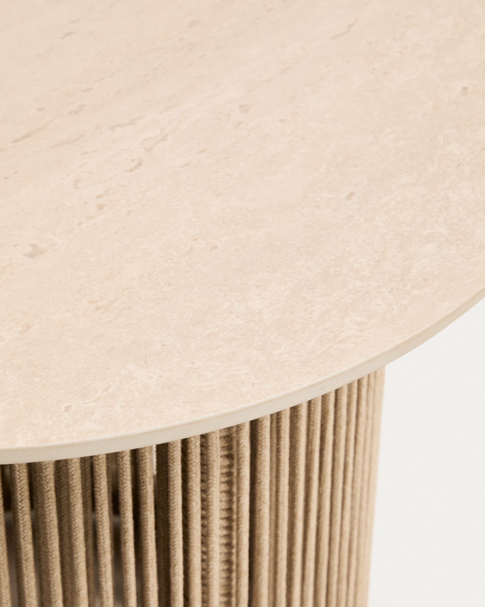 Уличный столик Orosei из алюминия и веревки цвета экрю Ø 55 см La Forma 482566