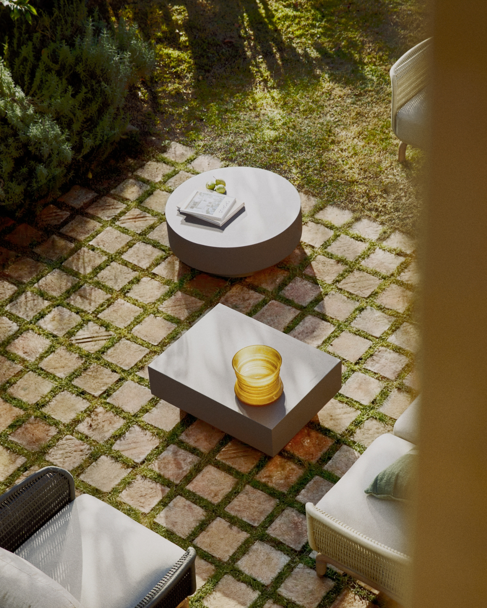 Уличный столик Garbet из коричневого бетона, диаметр 80 см La Forma 482245