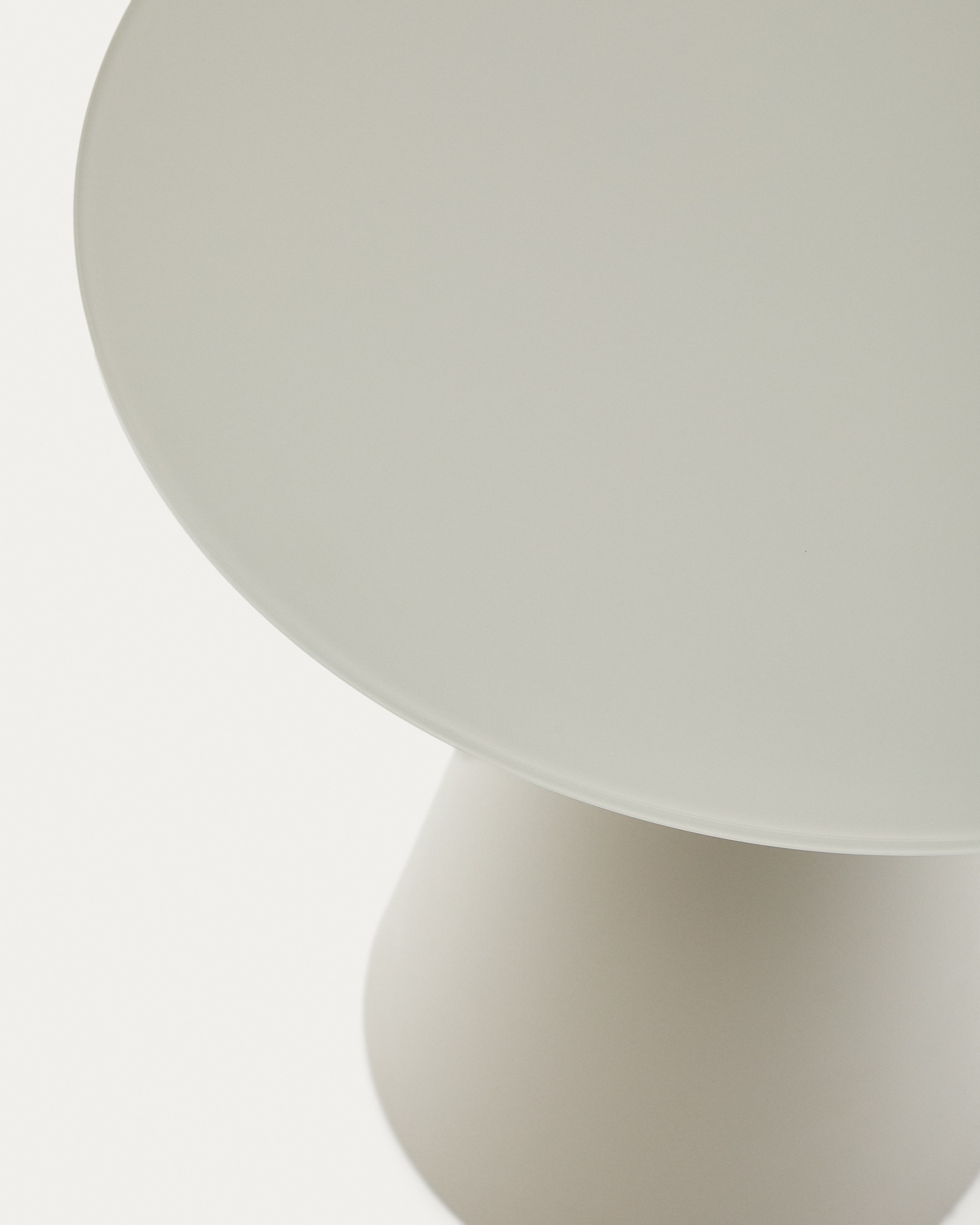 Журнальный столик Wilshire из матового стекла и стали матово-серый Ø50 см La Forma (ex Julia Grup)