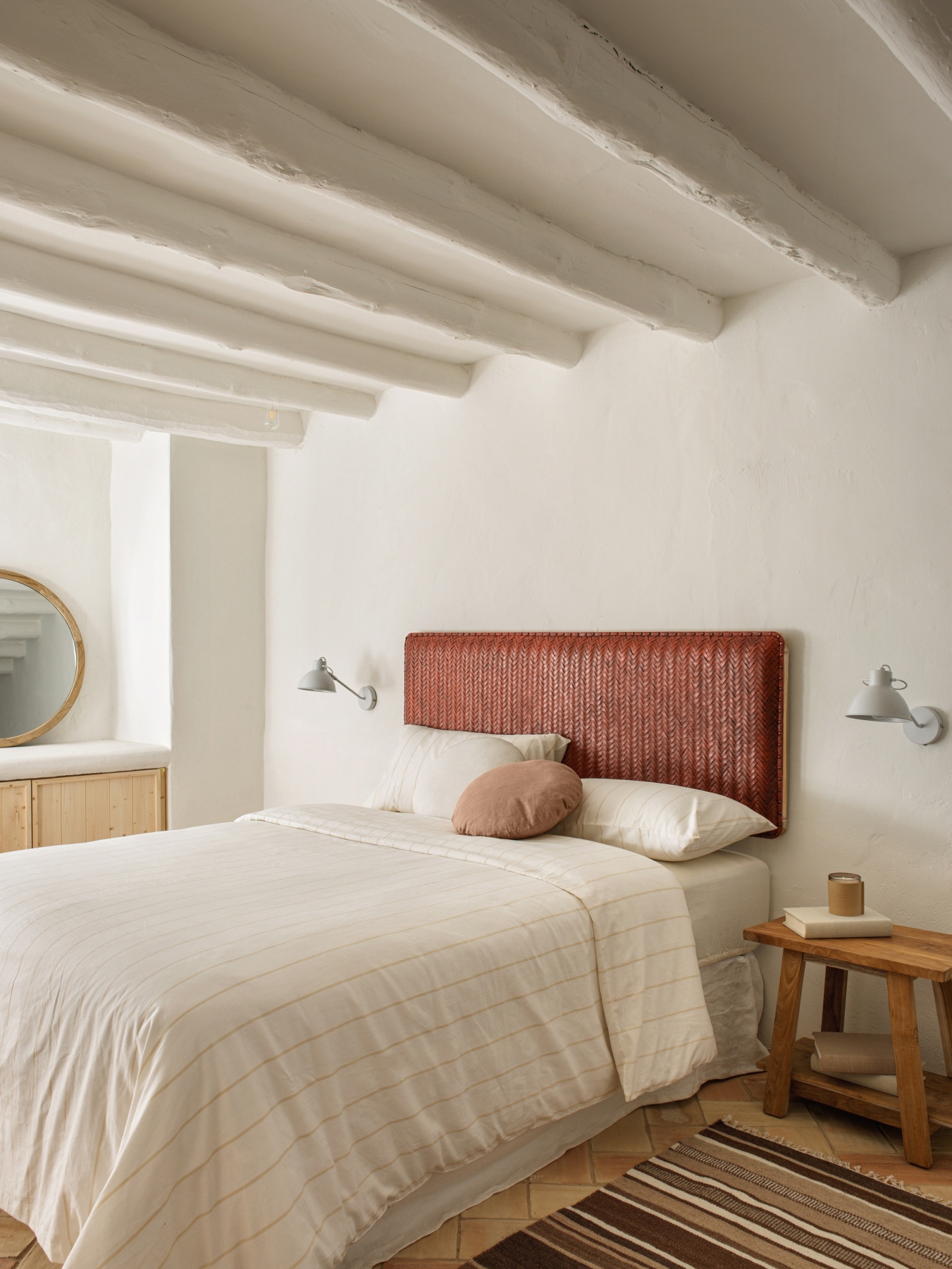 Изголовье кровати Natesa из массива тика и кожи 163 x 60 см La Forma (ex Julia Grup)