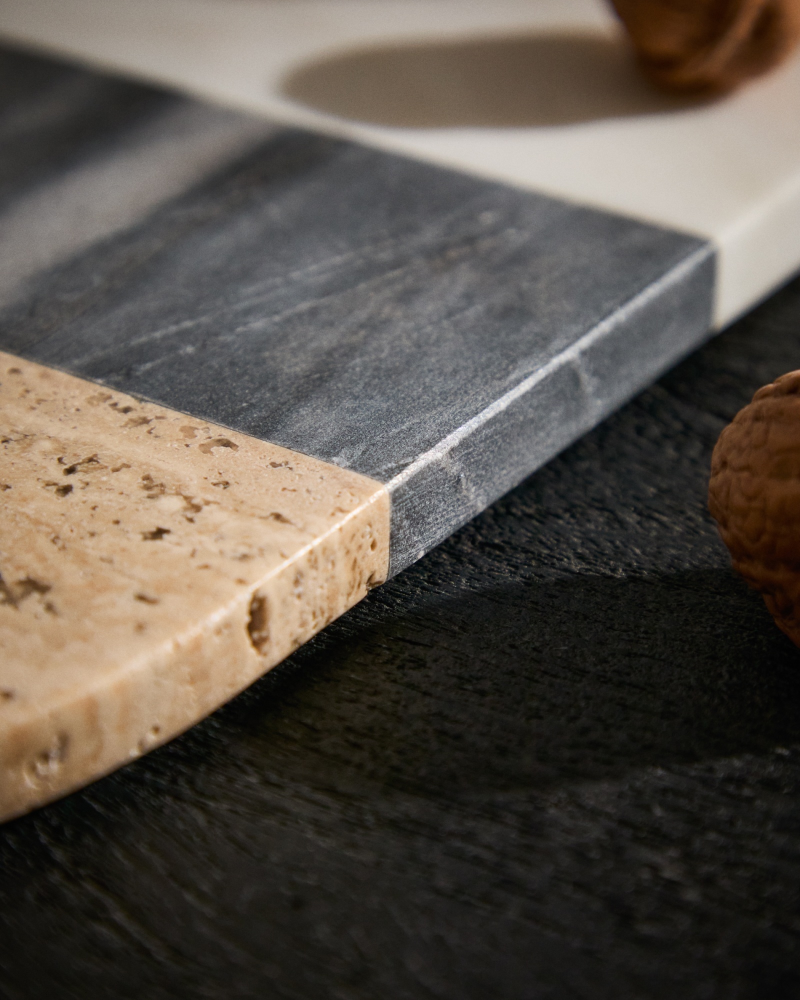 Большая сервировочная доска Nivol из белого и черного мрамора и травертина La Forma (ex Julia Grup)