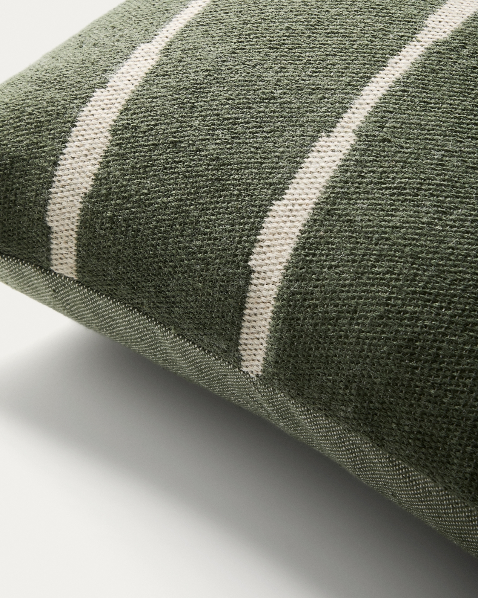 Чехол для напольной подушки Daila зеленого цвета 100% ПЭТ с рисунком в стиле икат 70 x 70 см La Forma 481389