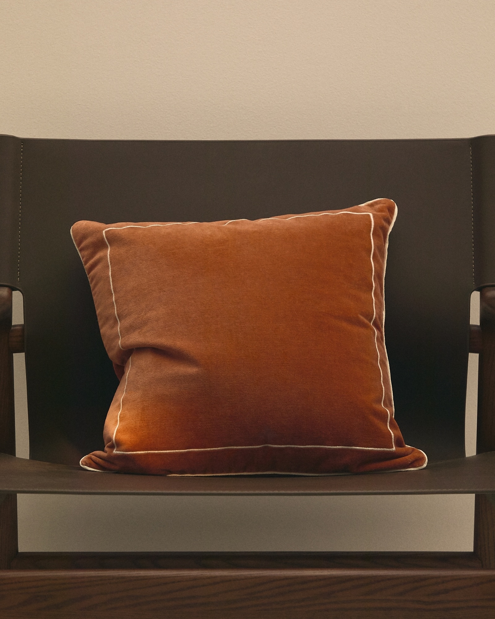 Оранжевый бархатный чехол Tivani с и контрастной вышивкой, 45 x 45 см La Forma (ex Julia Grup)