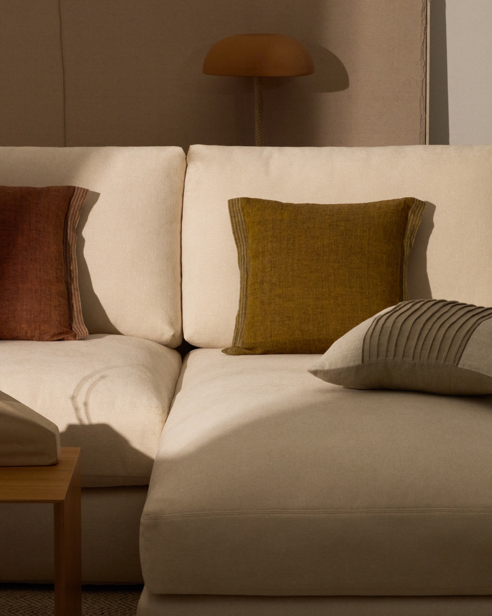 Чехол для подушки Niven из льна горчичного цвета с боковыми полосками 45 x 45 см La Forma (ex Julia Grup)