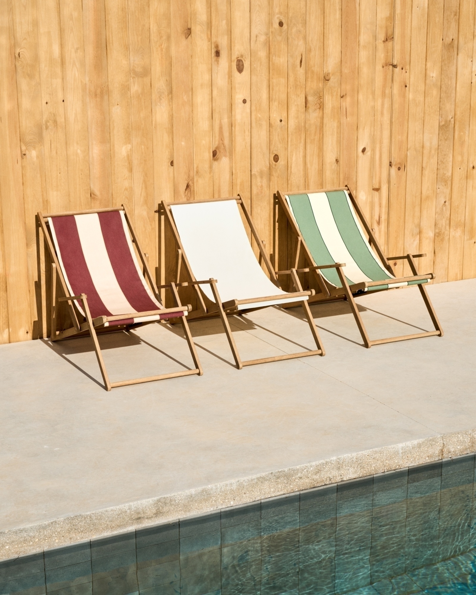 Cкладное кресло Vilara для улицы из акации и текстиля белого цвета La Forma (ex Julia Grup)