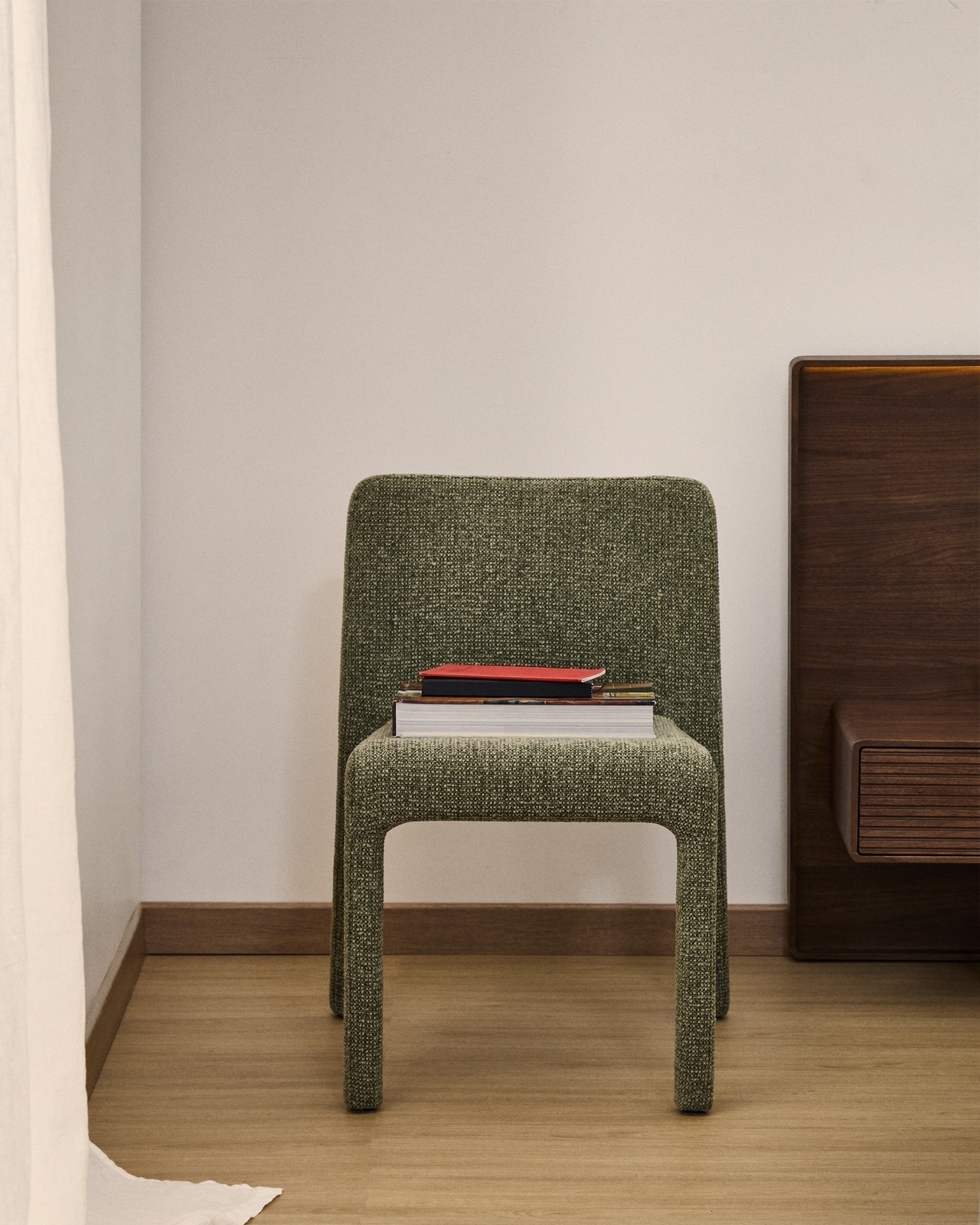 Штабелируемый стул Loria из зелёного шенилла La Forma (ex Julia Grup)