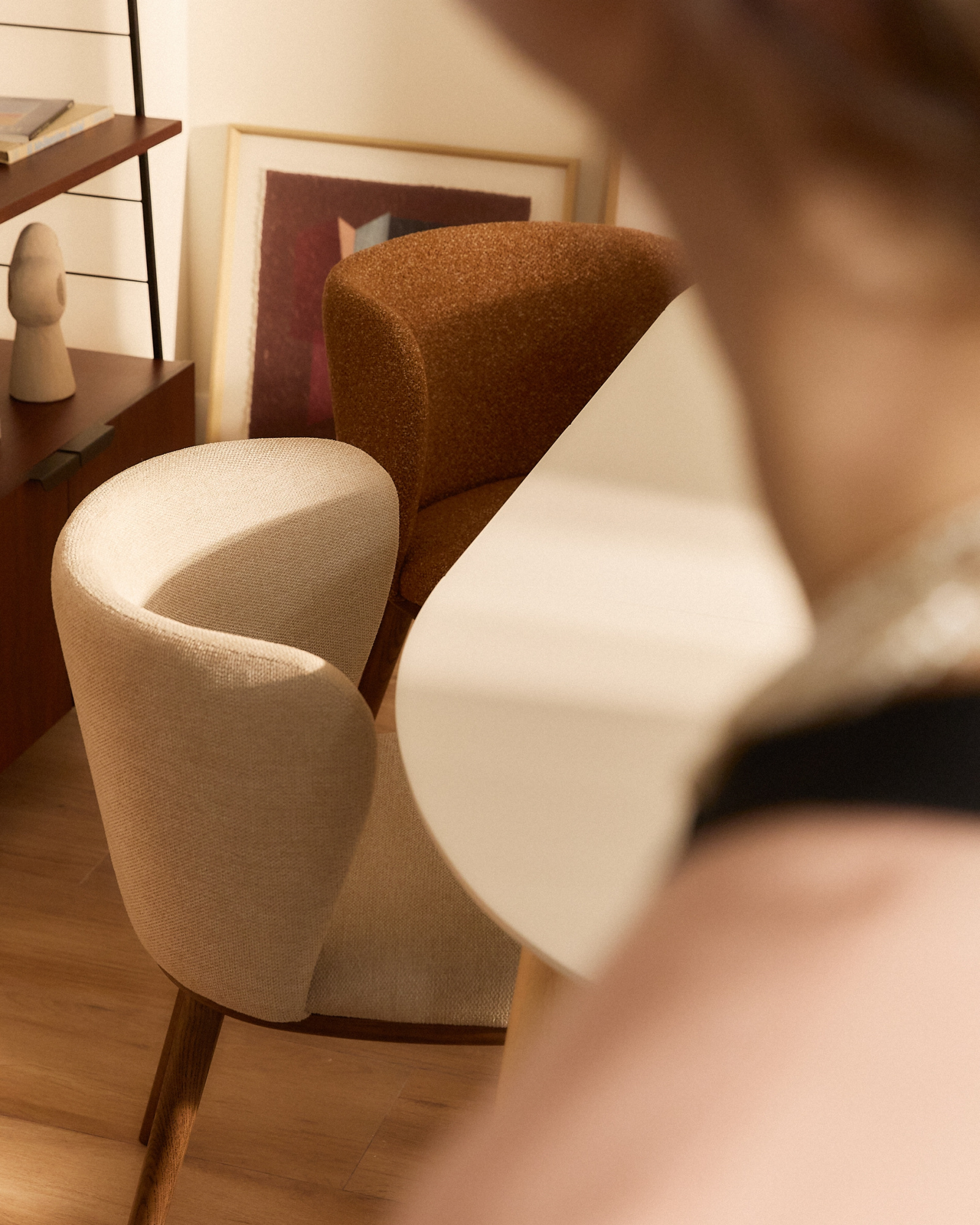 Стул Ciselia из бежевого шенилла с ножками из ясеня в отделке орех La Forma 463515