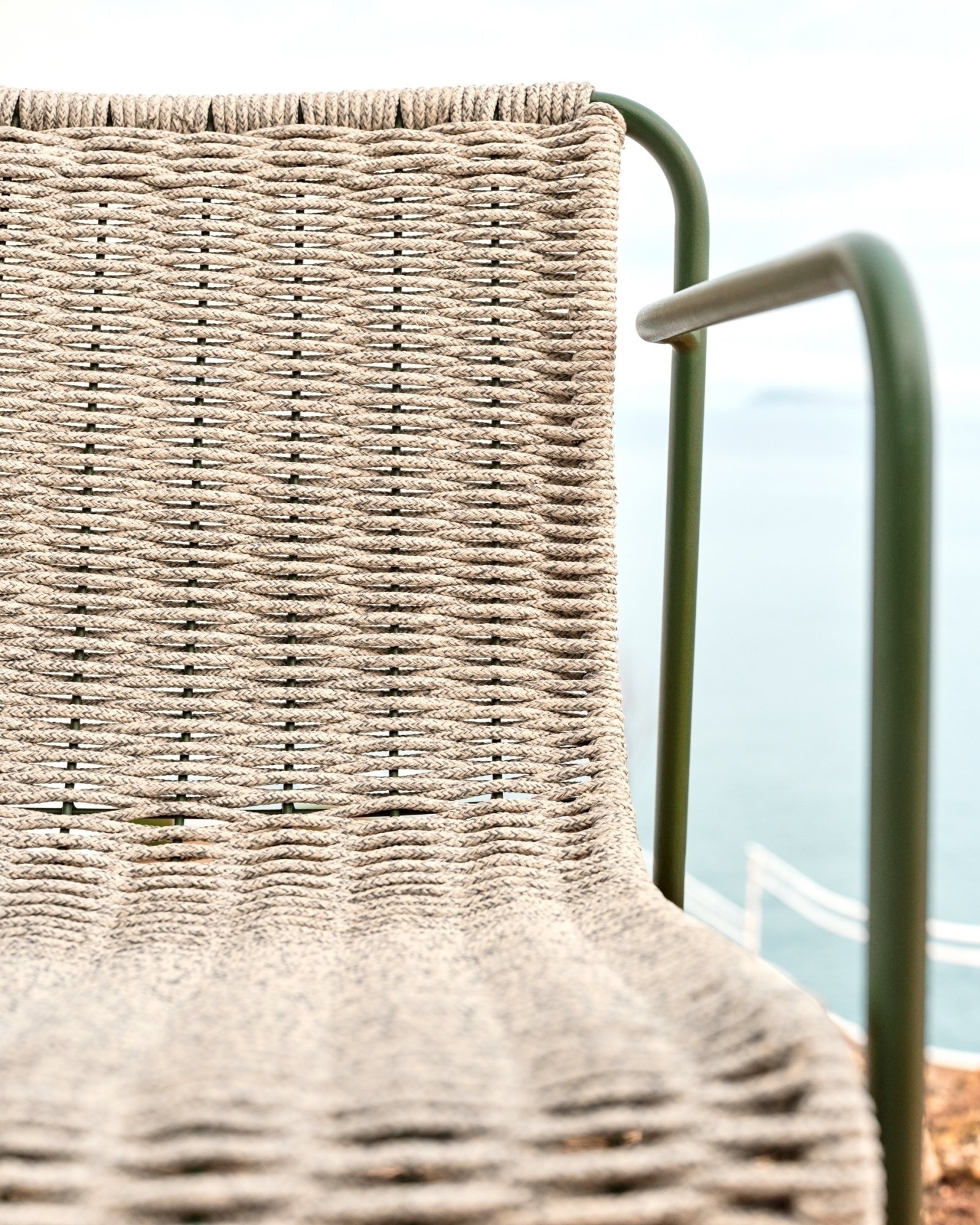 Барный стул Maurina из оцинкованной зеленой стали и веревки серого цвета и экрю, высота 74,5 см La Forma (ex Julia Grup)