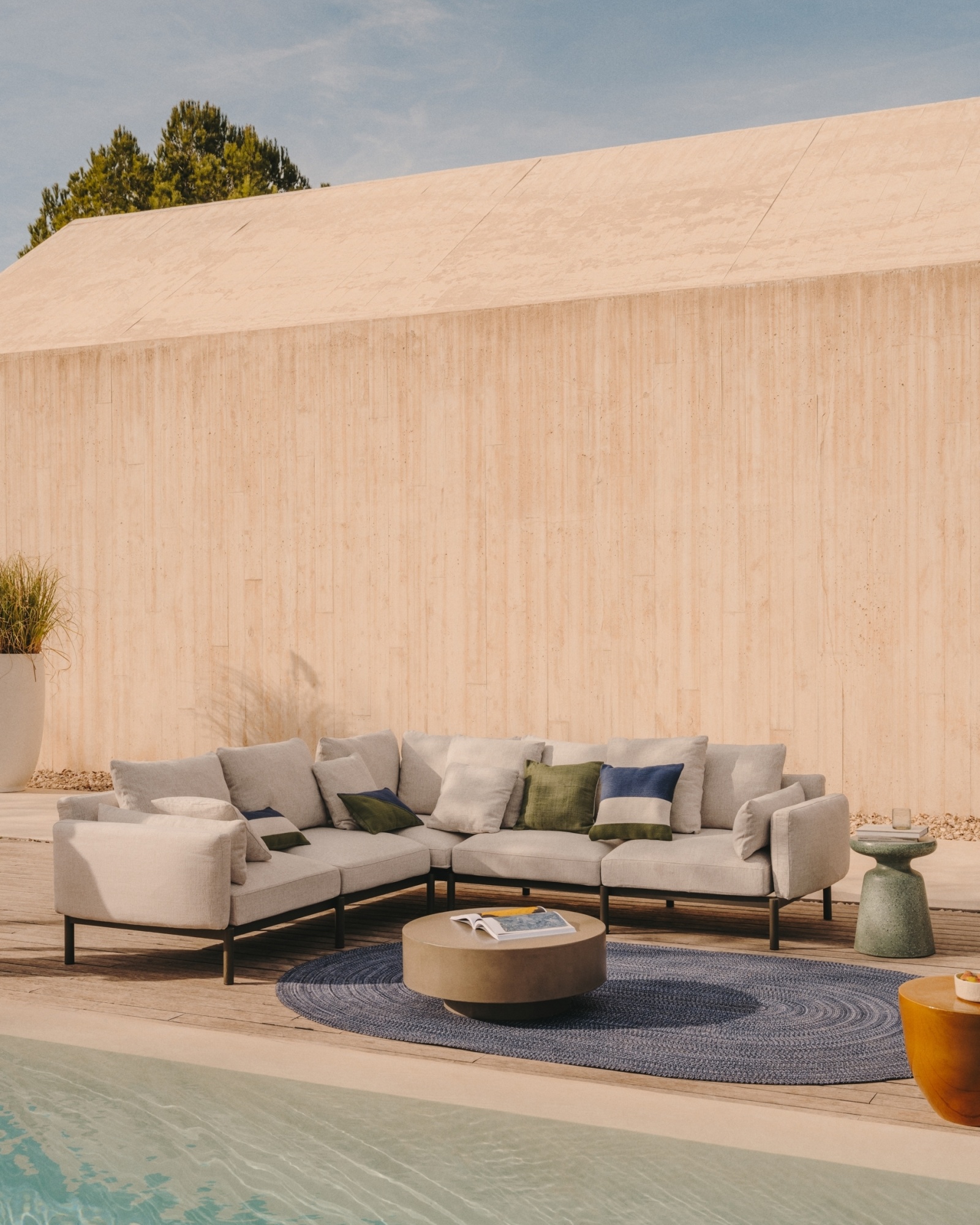 Mesquida Приставной столик из керамики горчичный La Forma (ex Julia Grup)