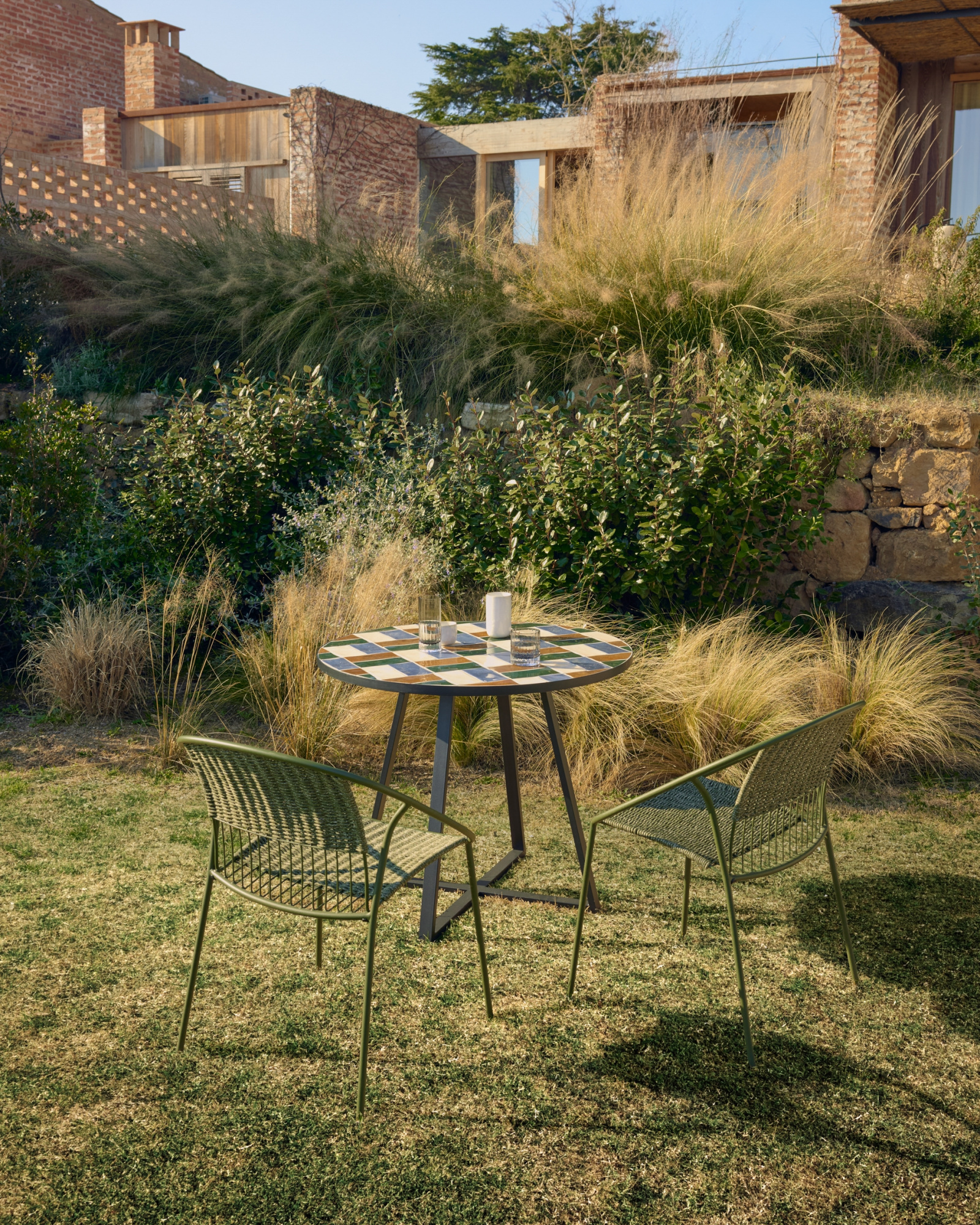 Уличный стол Tella из зеленой стали с разноцветной плиткой 90 см La Forma 482353