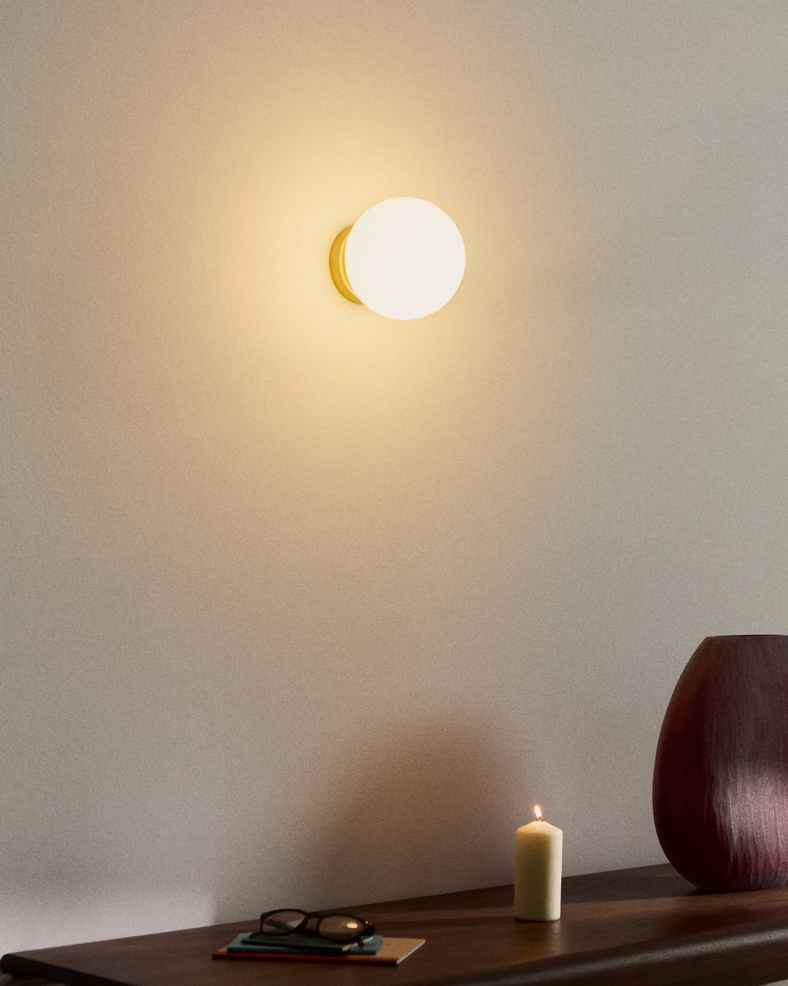 Настенный светильник Brisia из металла в матовой латунной отделке с плафоном Ø15 см La Forma 451075