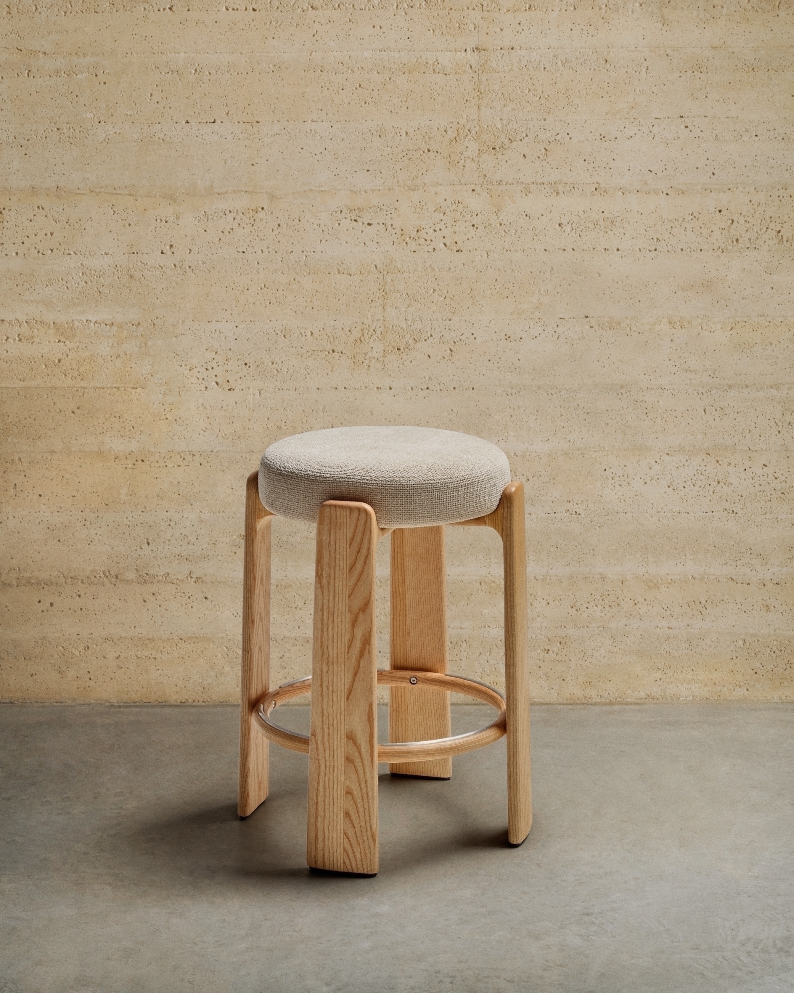 Granite Полубарный табурет из бежевого шенилла и массива ясеня в натуральной отделке 65 см La Forma (ex Julia Grup)