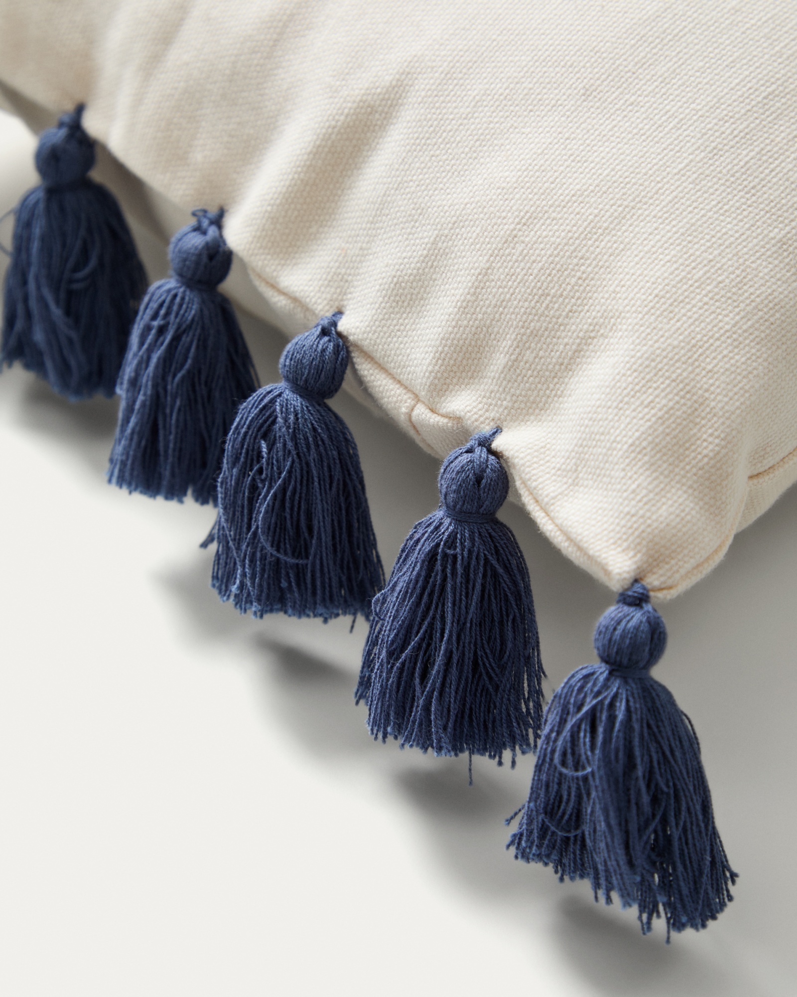 Чехол для подушки Tandani бежевый из хлопка с вышитым синим слоном 30 x 50 см La Forma (ex Julia Grup)